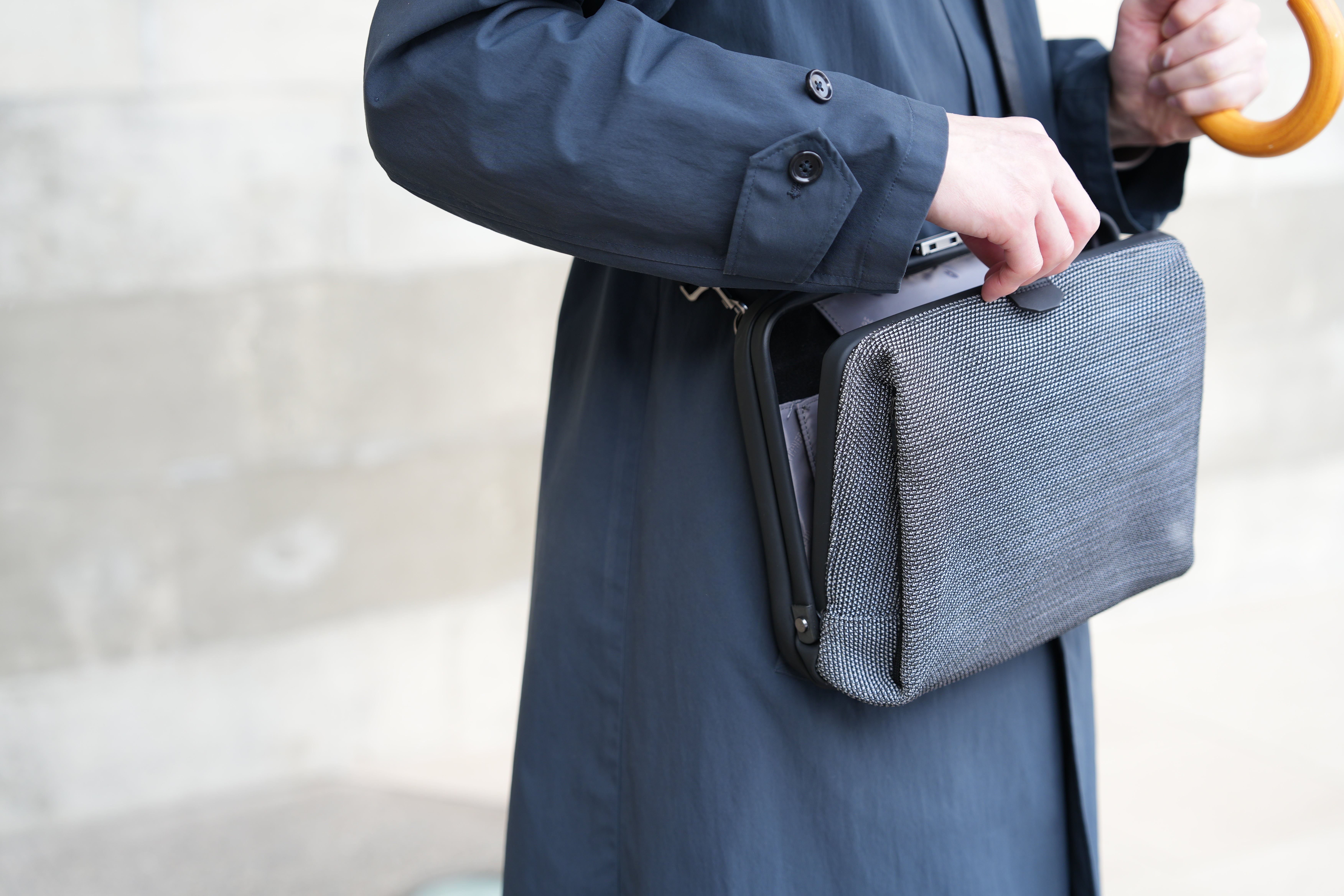 1秒開閉】ファスナーの煩わしさから解放！ガバッと開いて見やすい