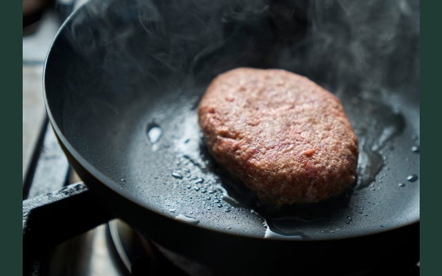 テクノロジー満載！軽い、こげつきにくい、極旨鉄フライパンで