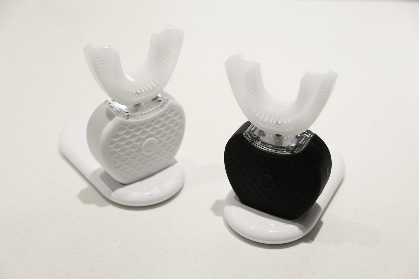 【新品】360度超音波自動歯ブラシ『V-WHITE』 口にいれて、10秒歯磨き。360度電動歯ブラシ＆ホワイトニング V-WHITE+