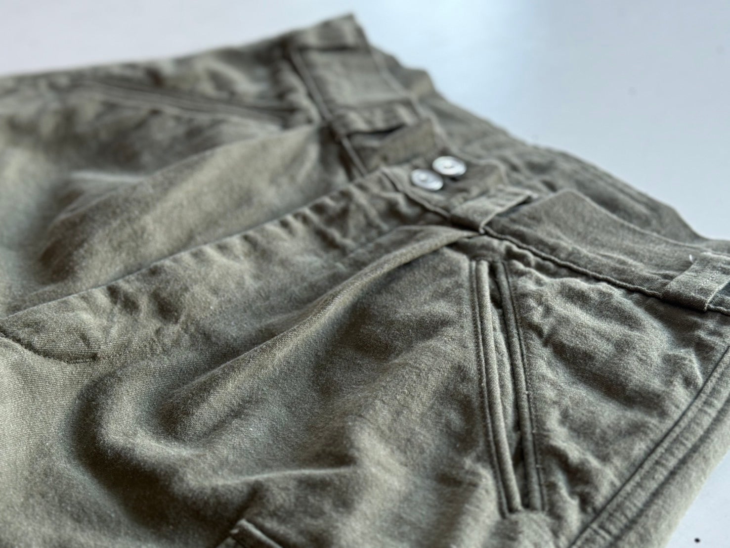 グリーンデニムが進化！老舗工場が1940s米軍山岳部隊の軍パンを