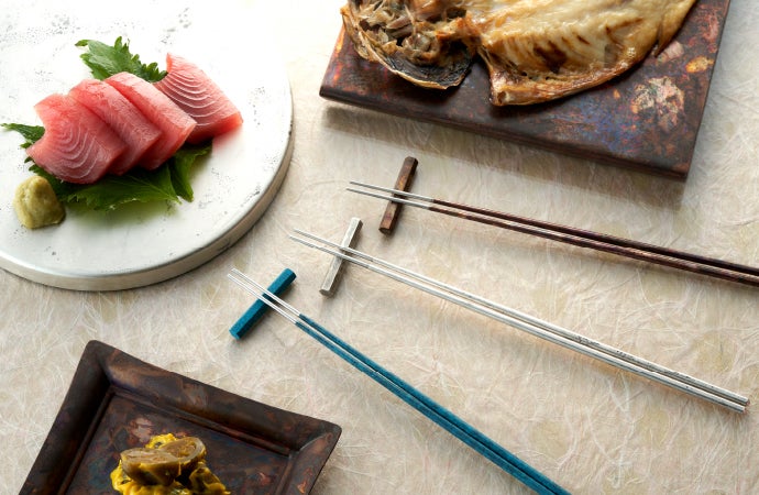 箸先1.5mm。新潟・燕の金属加工技術と富山・高岡の伝統着色技術を融合させた細箸