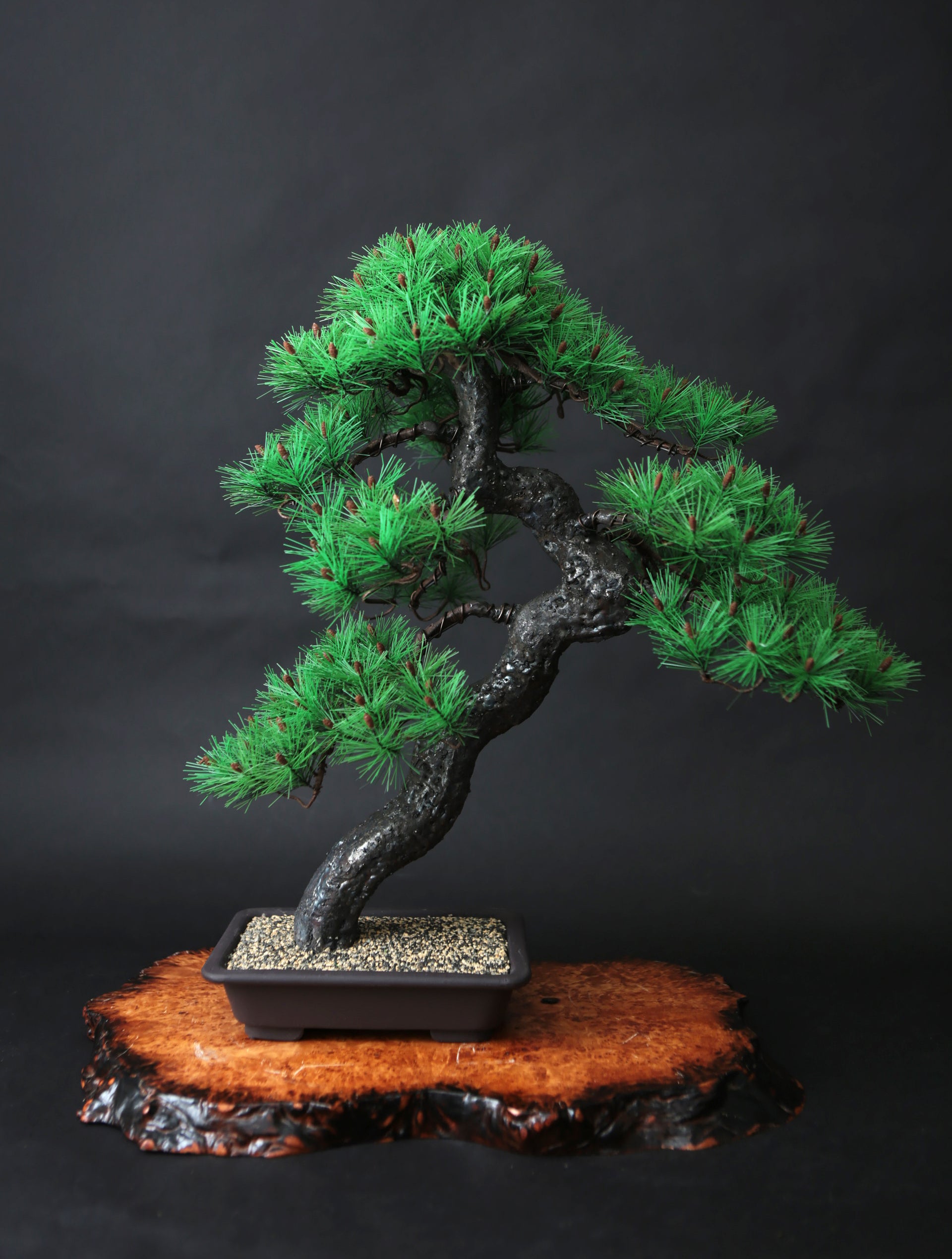 無機質な鉄で自然の生命力を表現し、本物ではあり得ない迫力ある鉄筋