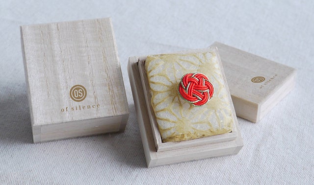 シンプルな装いに合わせたい。オトナの襟元を彩る水引で結んだ