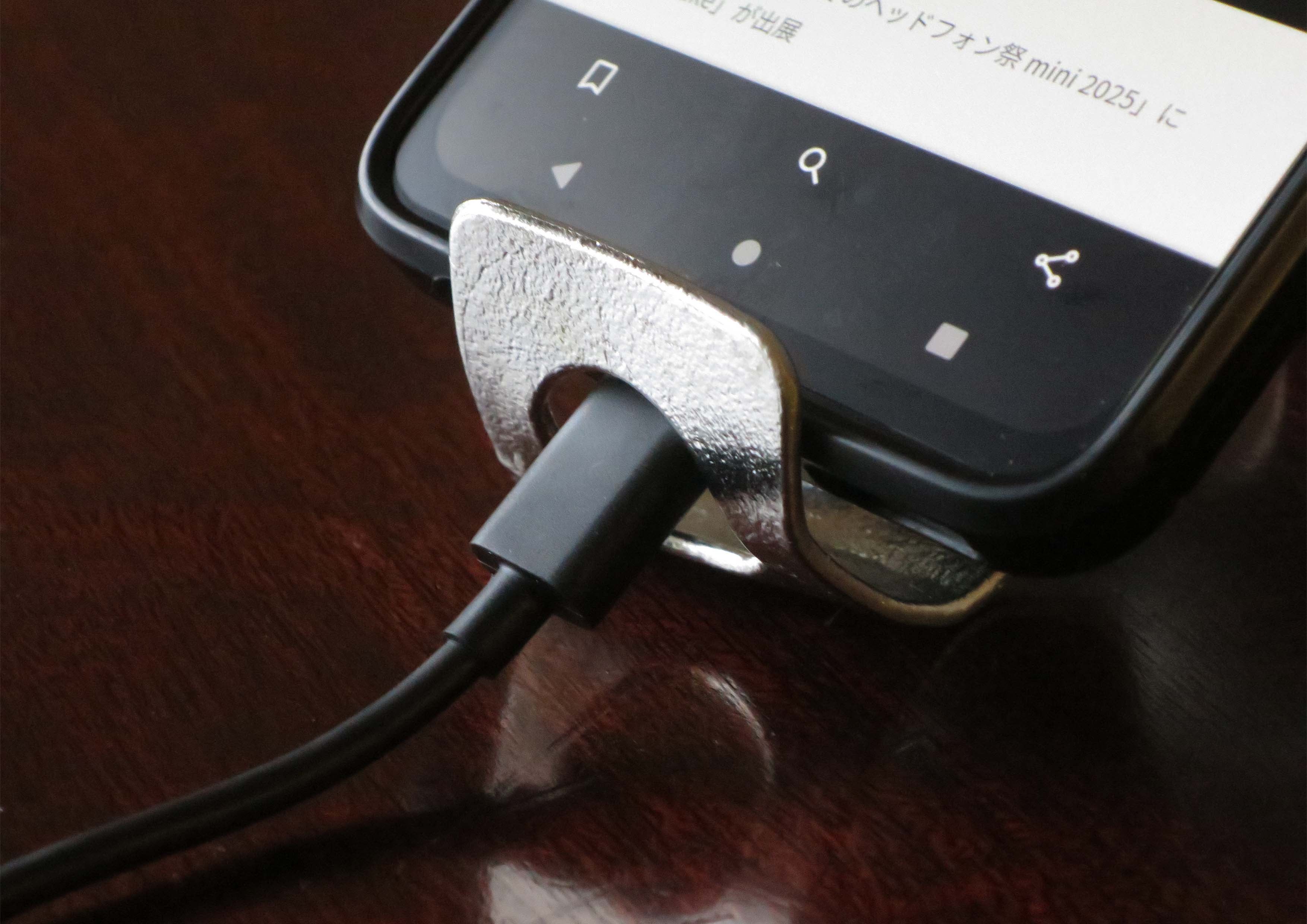 FF×能作 曲がるスマホスタンド モーグリ 新感覚の錫製スマホスタンド！自由自在に曲がり、瞬時に好きな