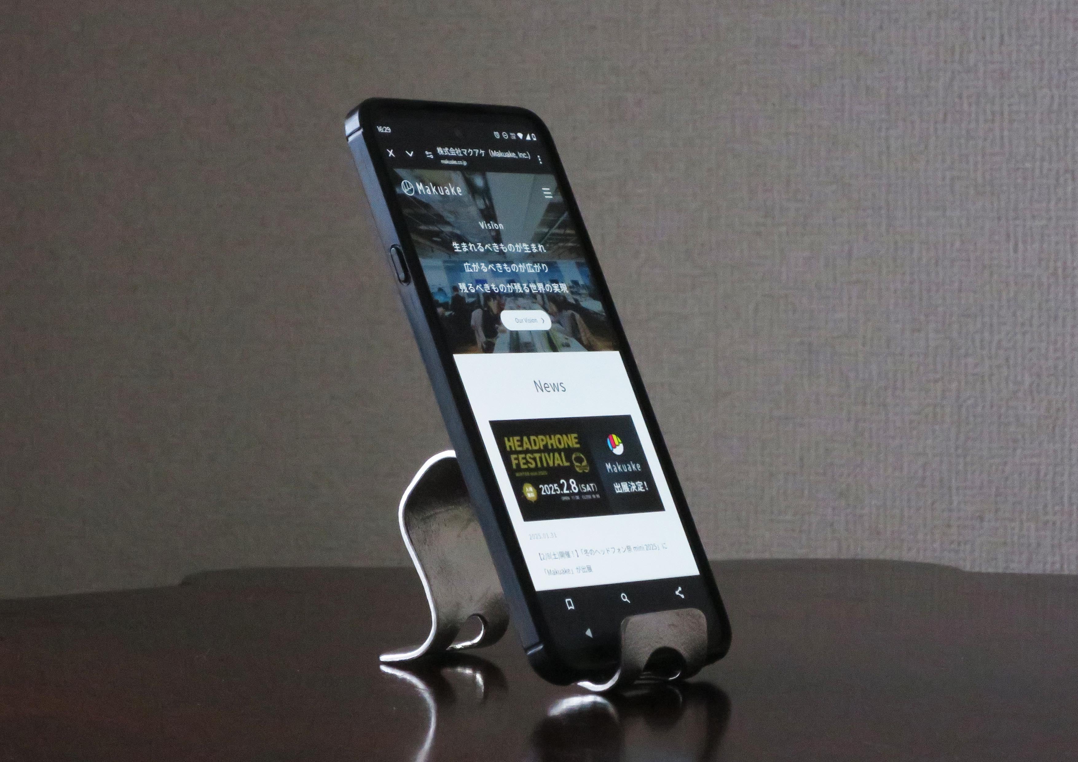 新感覚の錫製スマホスタンド！自由自在に曲がり、瞬時に好きな