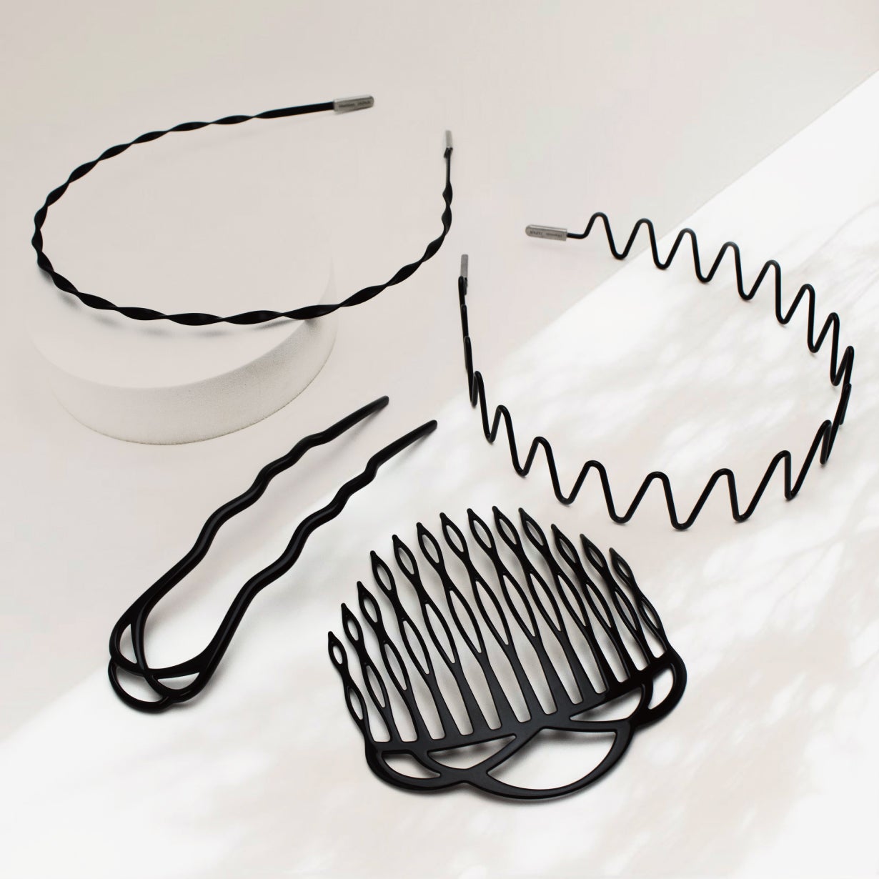 簡単に大人可愛いヘアが叶う！鯖江の職人技が光る、一生愛せるチタン製