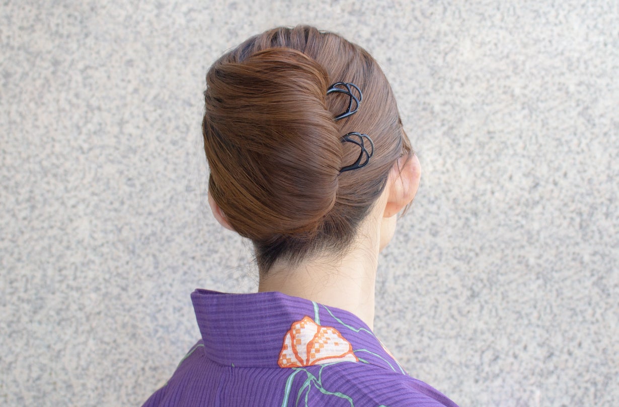 簡単に大人可愛いヘアが叶う！鯖江の職人技が光る、一生愛せるチタン製