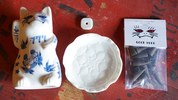 趣味時間に、福をひとさじ。LUCKYと香りを招く、招き猫お香立て