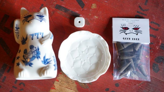 趣味時間に、福をひとさじ。LUCKYと香りを招く、招き猫お香立て