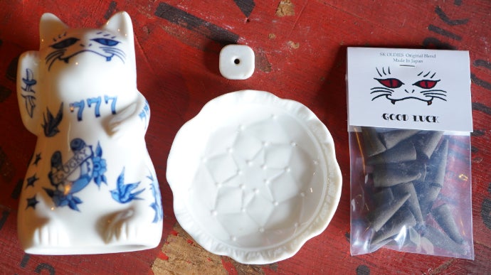 趣味時間に、福をひとさじ。LUCKYと香りを招く、招き猫お香立て