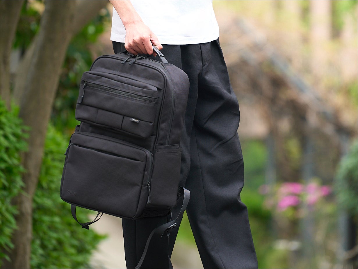 5秒で外ポケットがサコッシュに！多機能搭載×高耐久の3WAYリュック