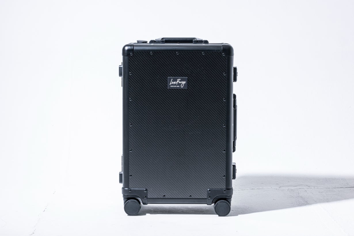 旅を変える、レーシングの発想。カーボン×指紋ロック＆PC充電対応