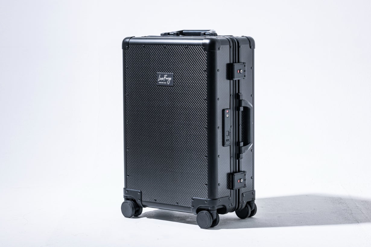 旅を変える、レーシングの発想。カーボン×指紋ロック＆PC充電対応