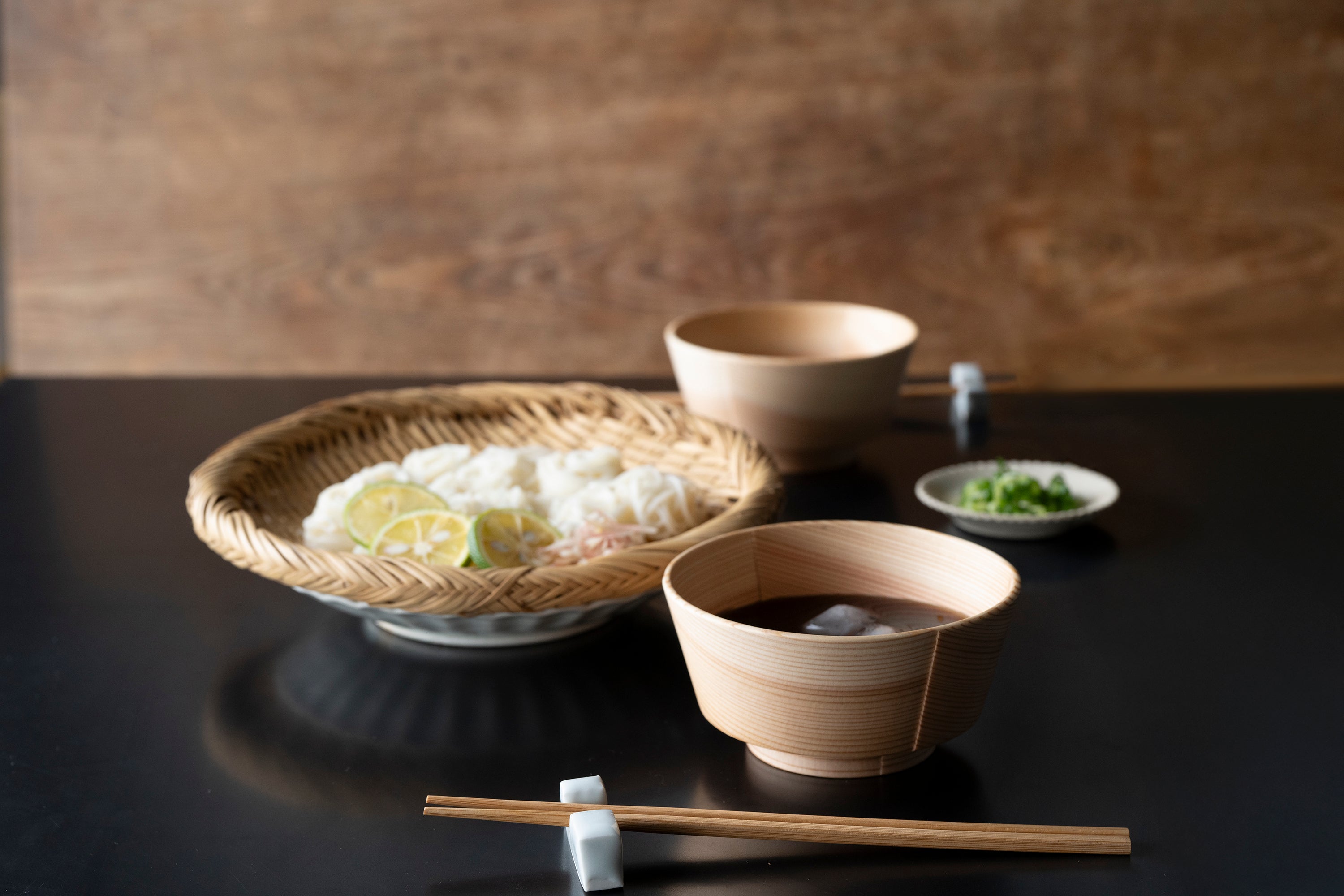 曲げわっぱを作り続けて60年の大館工芸社から、秋田杉を使った新しい器