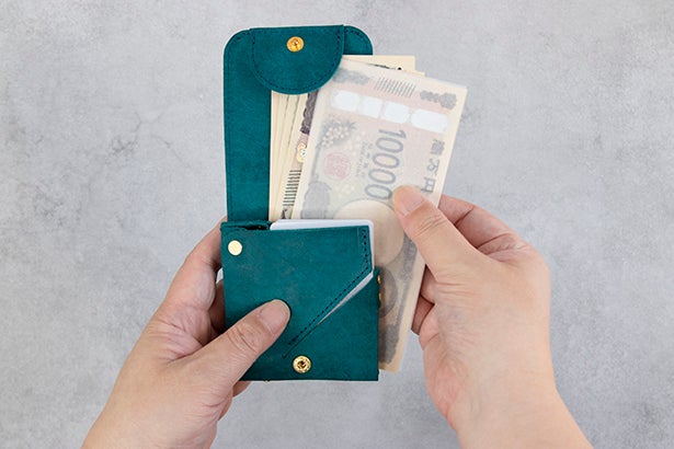 ぽいっと小銭をいれる。カードも硬貨も瞬時に整う。小さいサイズ