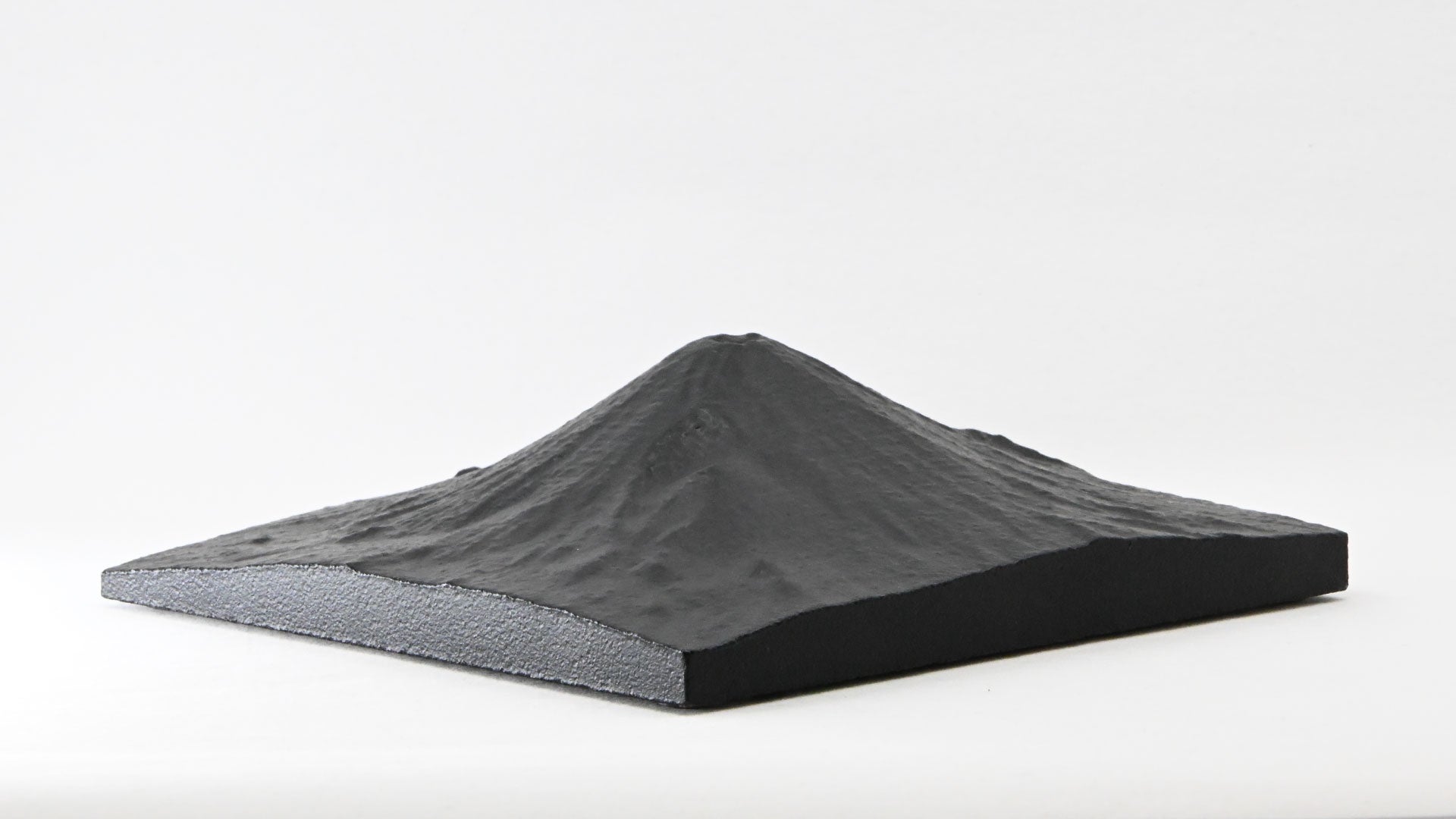 創業1560年の鋳物会社が作る漆黒の富士山 鉄鋳物1/10万スケールの
