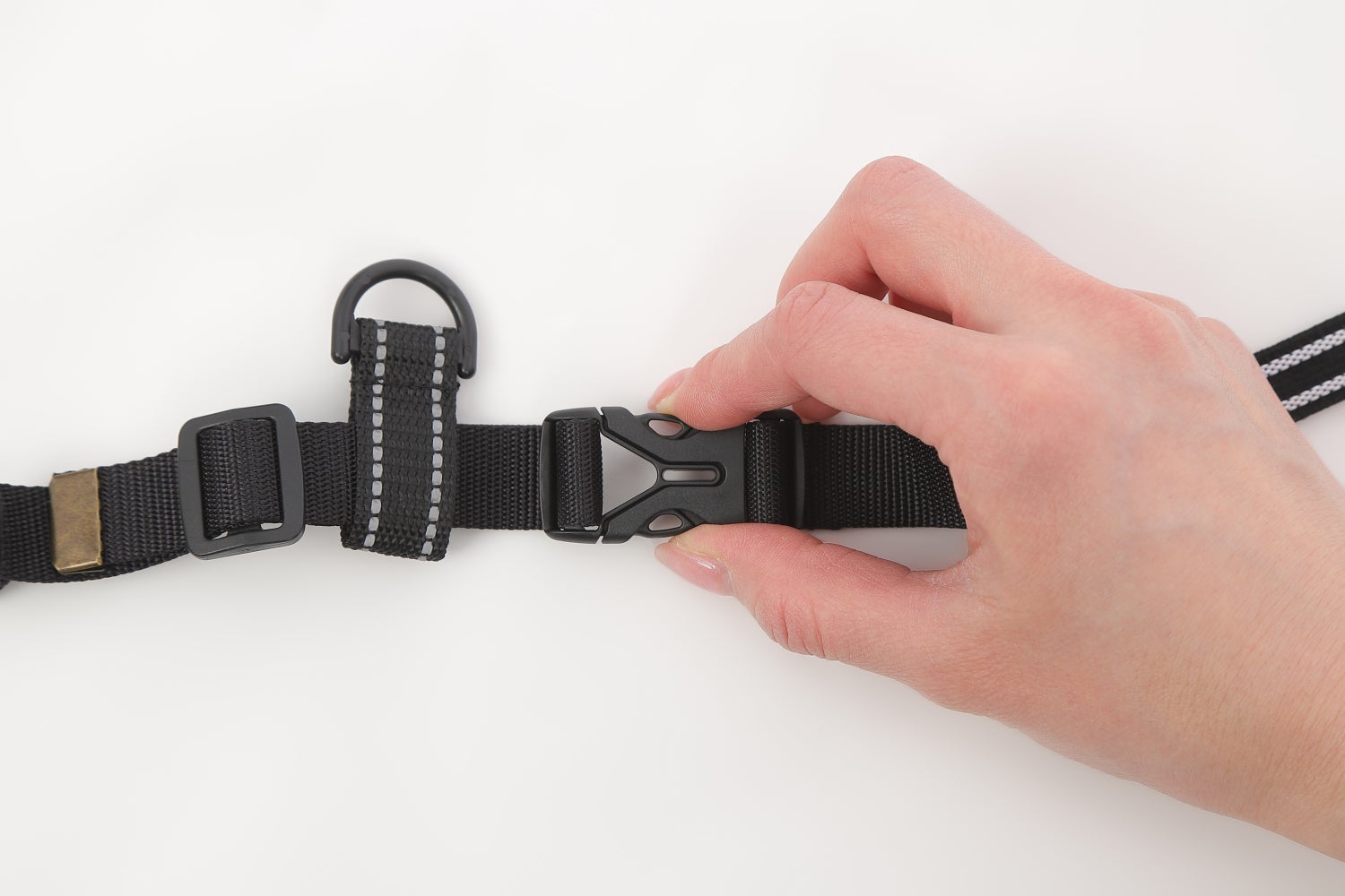 光を反射し夜もOK♪新たにバックルを追加したリュックのズレ防止ベルト