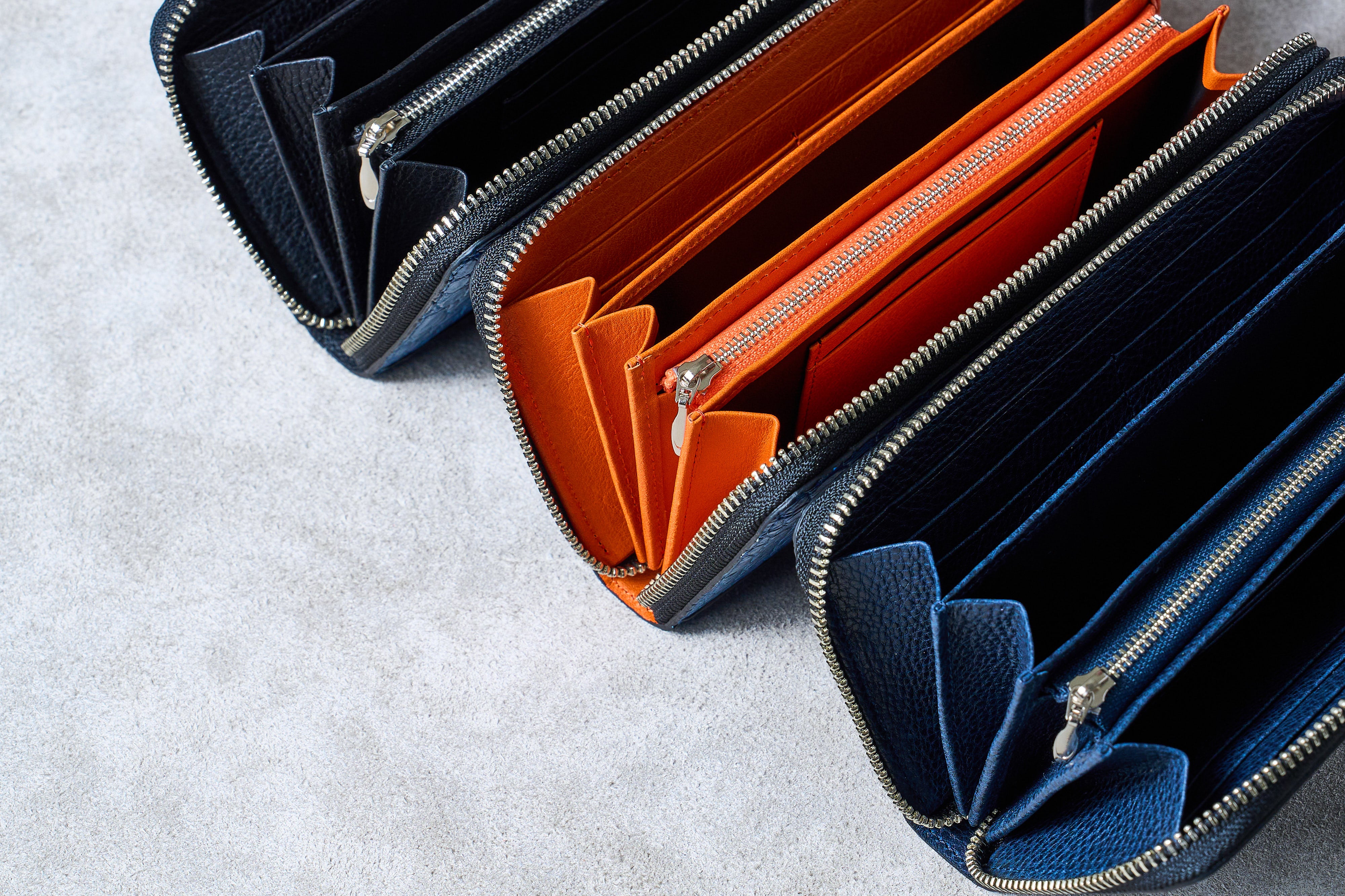 深藍に浮かぶ鱗の輝きー持つたびに惚れ直す“本物志向”のクロコダイル