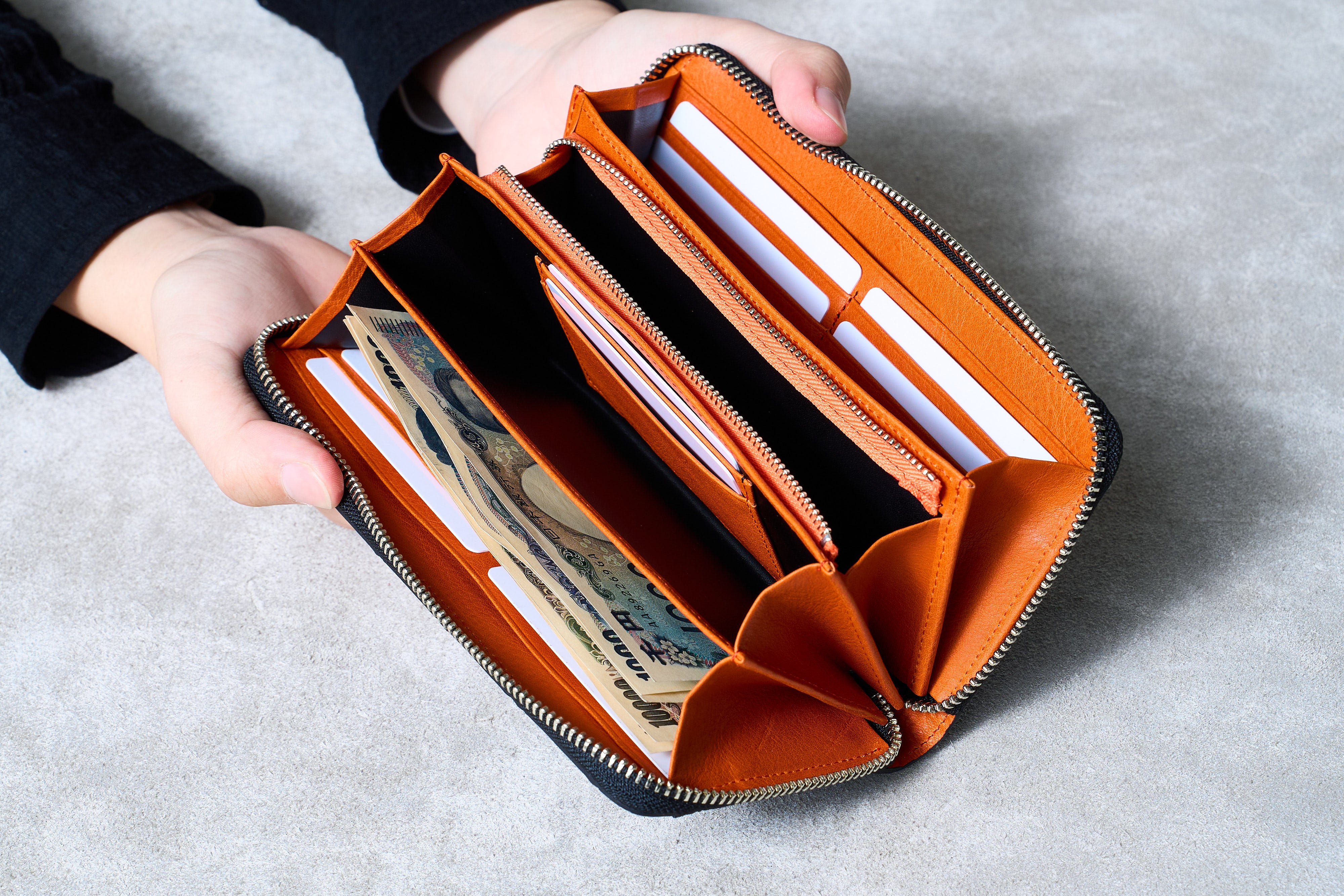 深藍に浮かぶ鱗の輝きー持つたびに惚れ直す“本物志向”のクロコダイル 深藍に浮かぶ鱗の輝きー持つたびに惚れ直す“本物志向”のクロコダイル