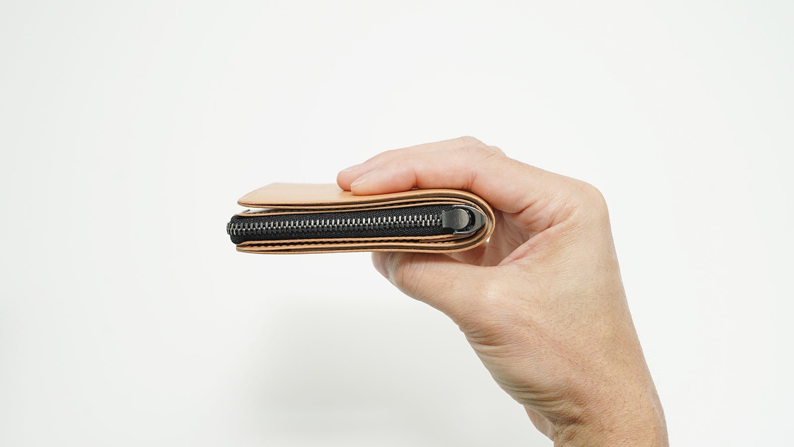 もうポケットは膨らまない。Box構造が生む、薄さ1.6cmのスマート本革