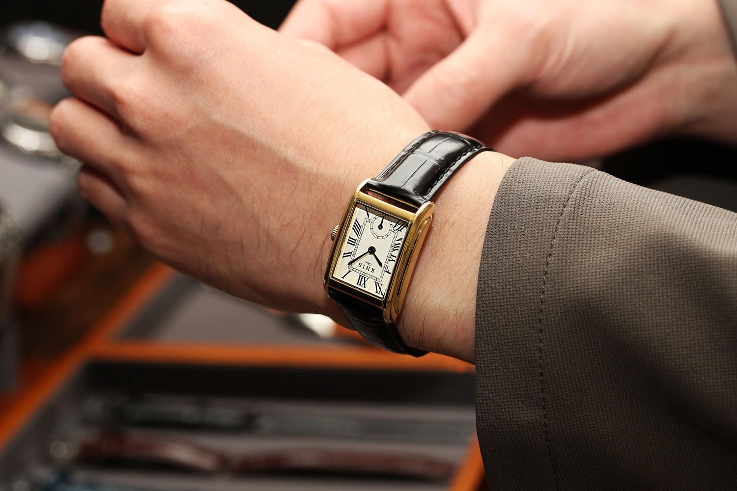 クラシック×京都の美意識】腕元に知性を宿す、日本製レクタンギュラー