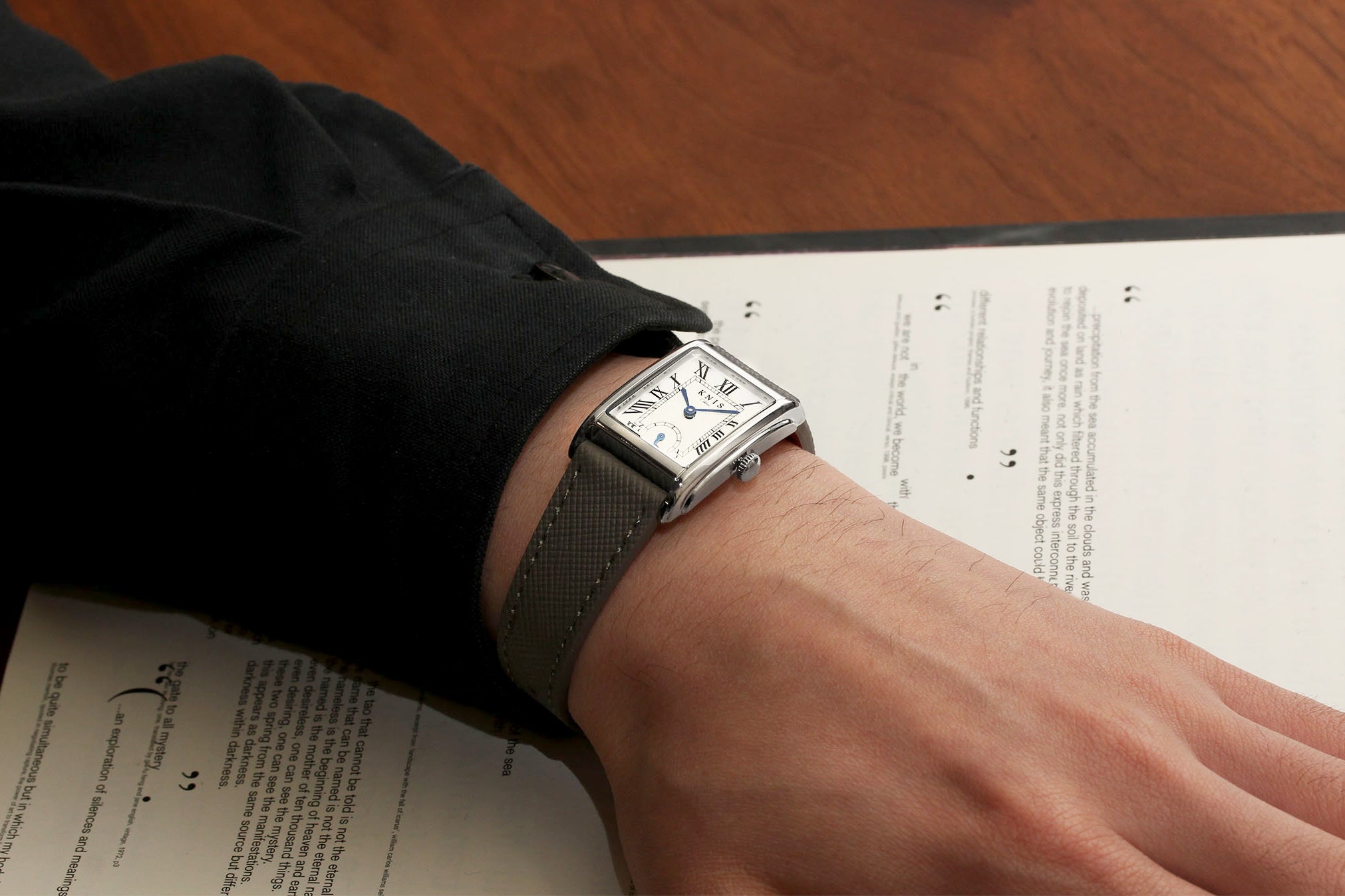 クラシック×京都の美意識】腕元に知性を宿す、日本製レクタンギュラー