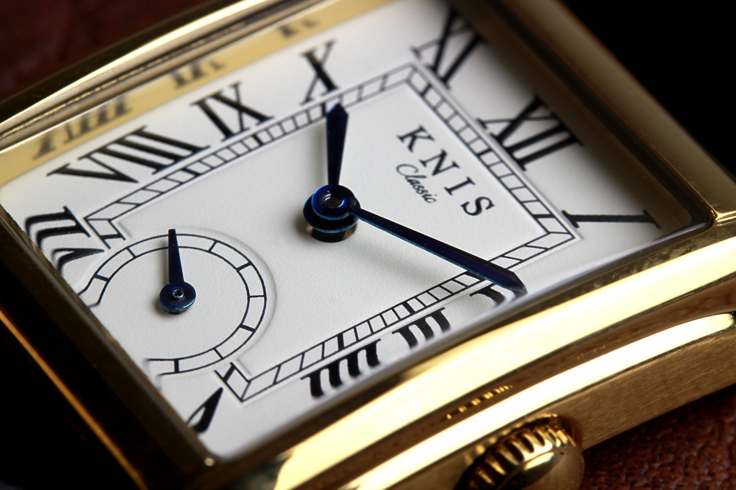 クラシック×京都の美意識】腕元に知性を宿す、日本製レクタンギュラー