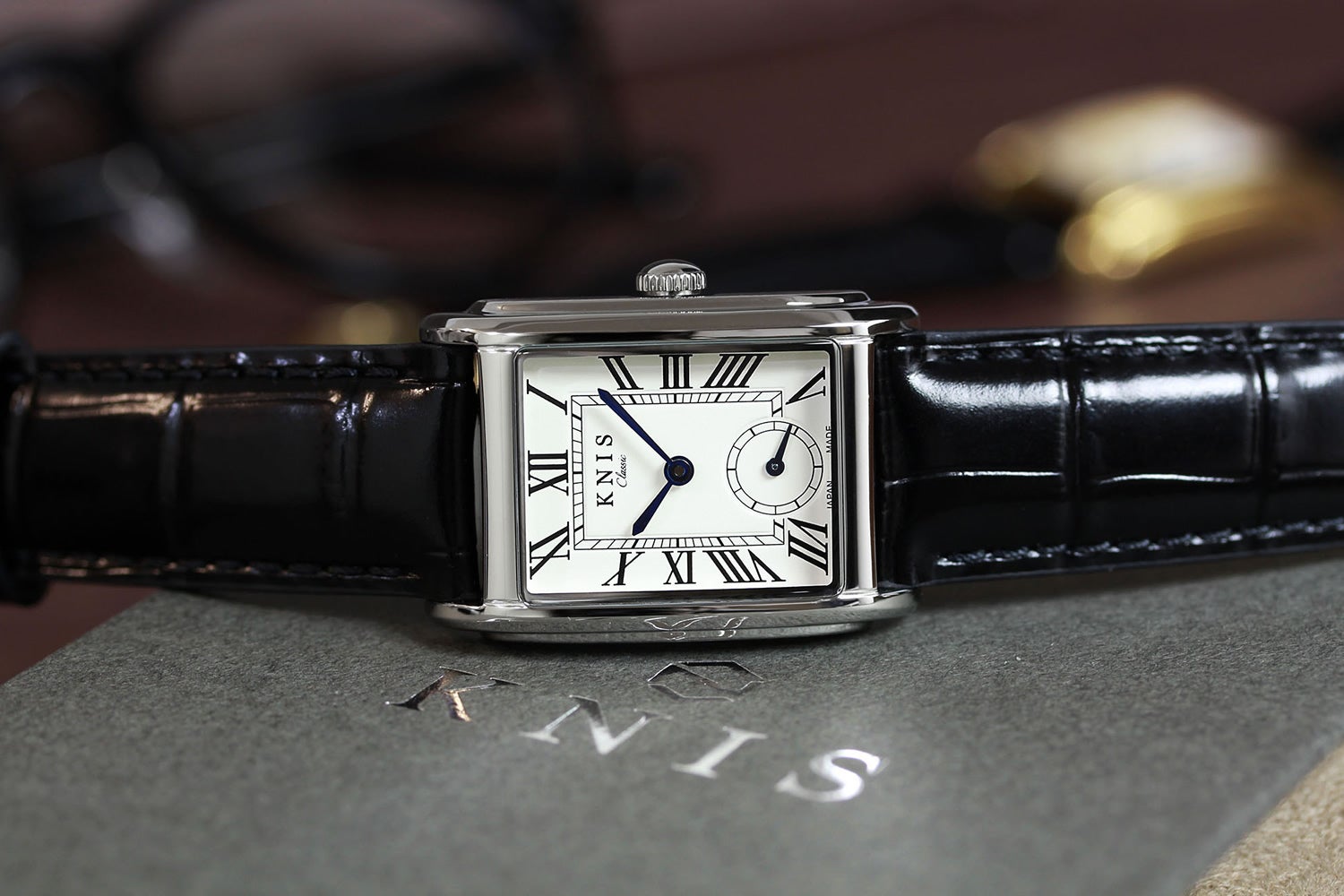 クラシック×京都の美意識】腕元に知性を宿す、日本製レクタンギュラー