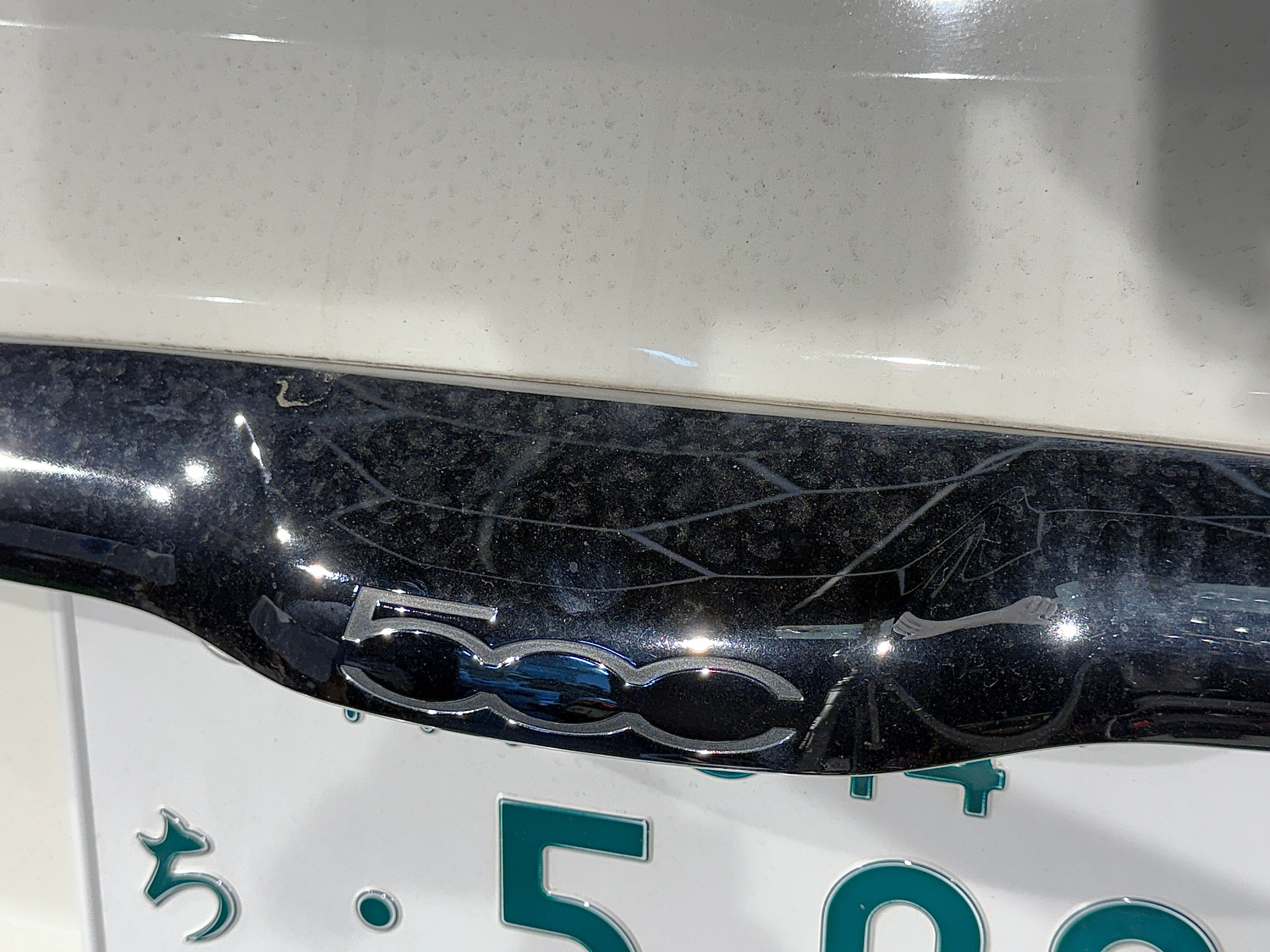 究極の水垢除去術で、つるんっとした透明感を！洗車の満足度を、ひとつ