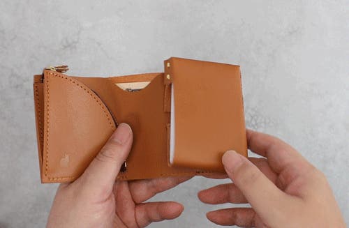 カードがたくさん入る二つ折り財布。小ささと機能を追求