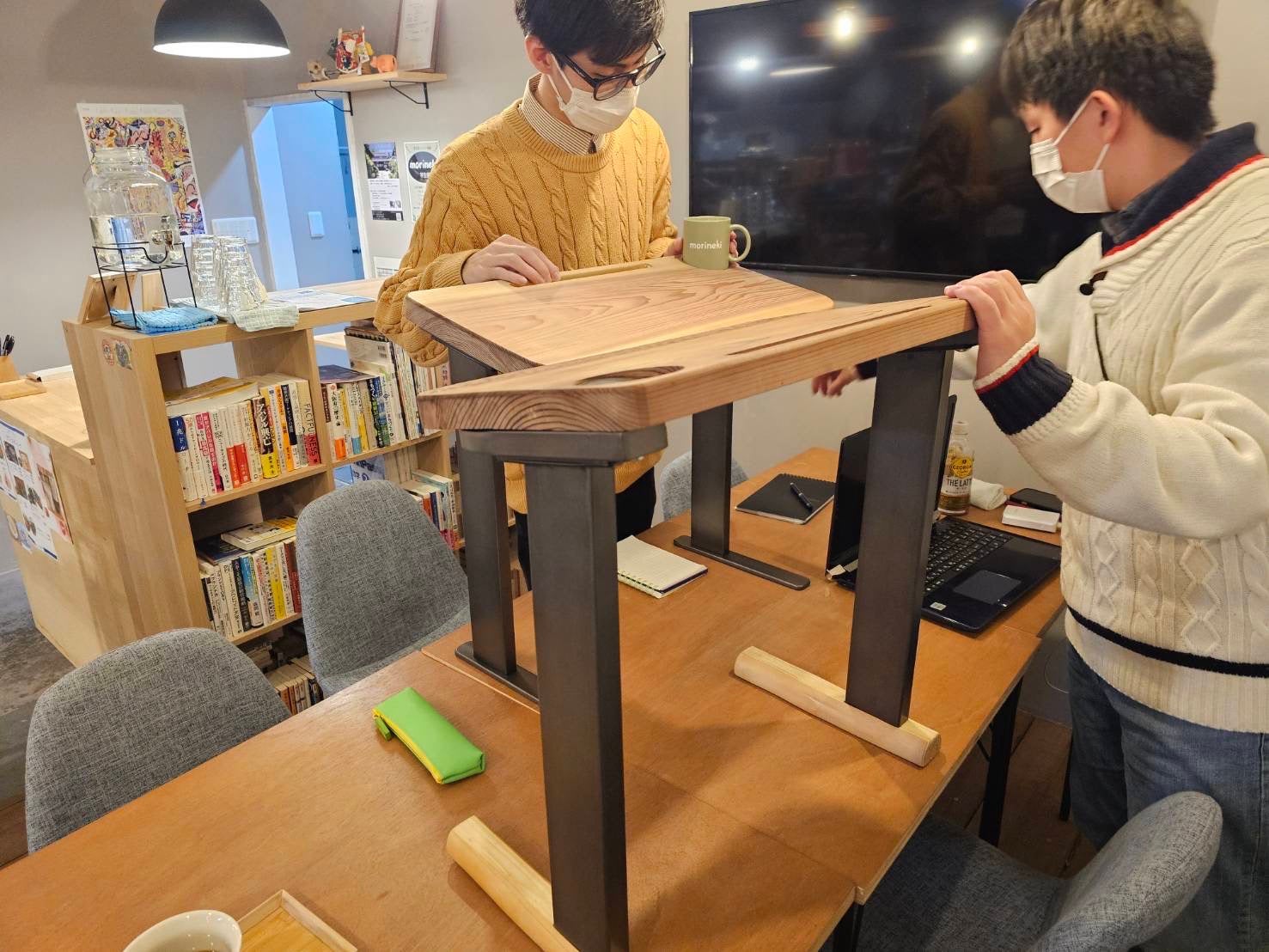 手ぶらスマホ生活を日常に！”ごろ寝サポートスマホホルダー” デスク