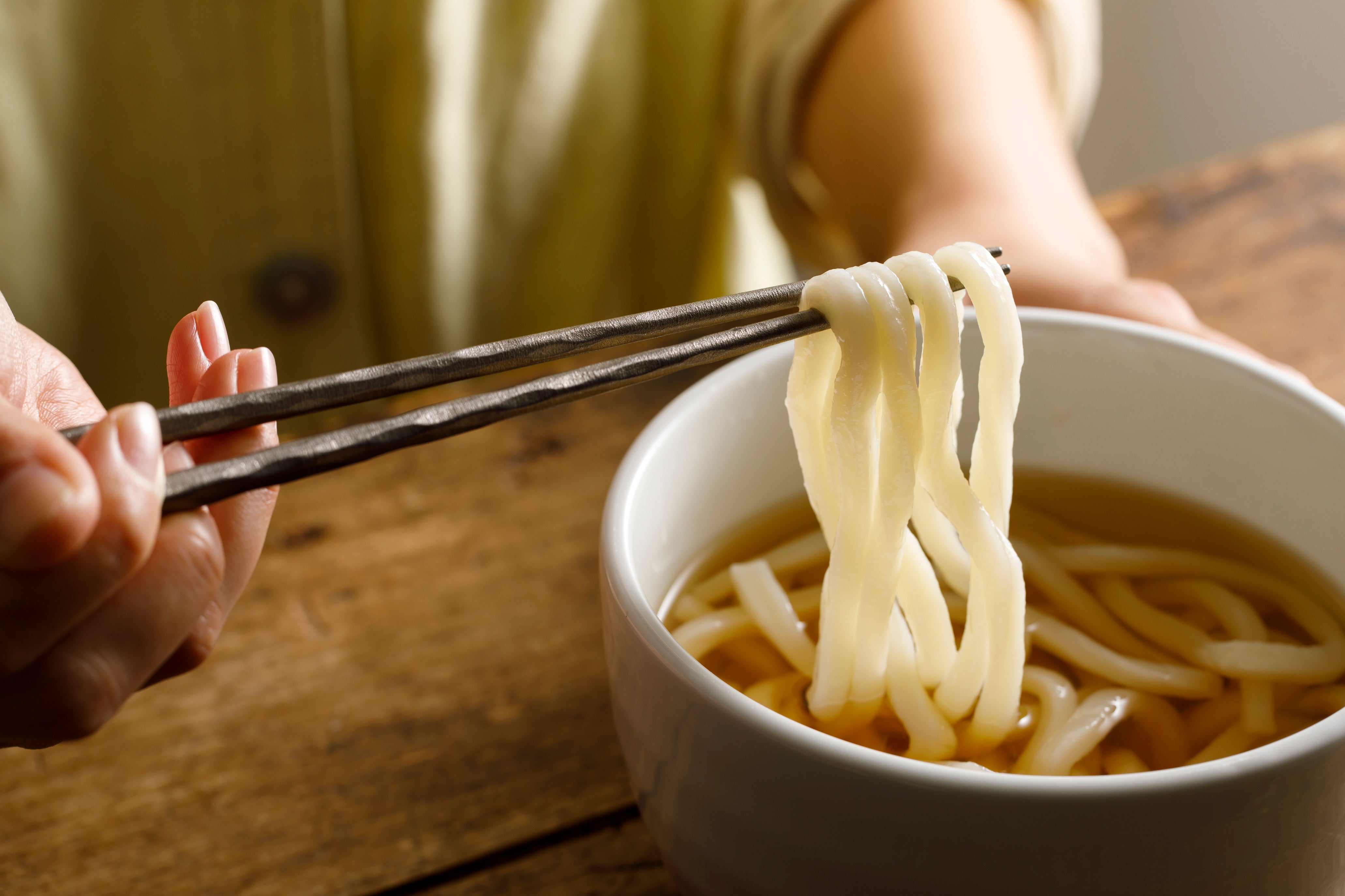 魚の旨みを逃さず摘みやすい。軽量20gで毎日の食事を格上げする一生