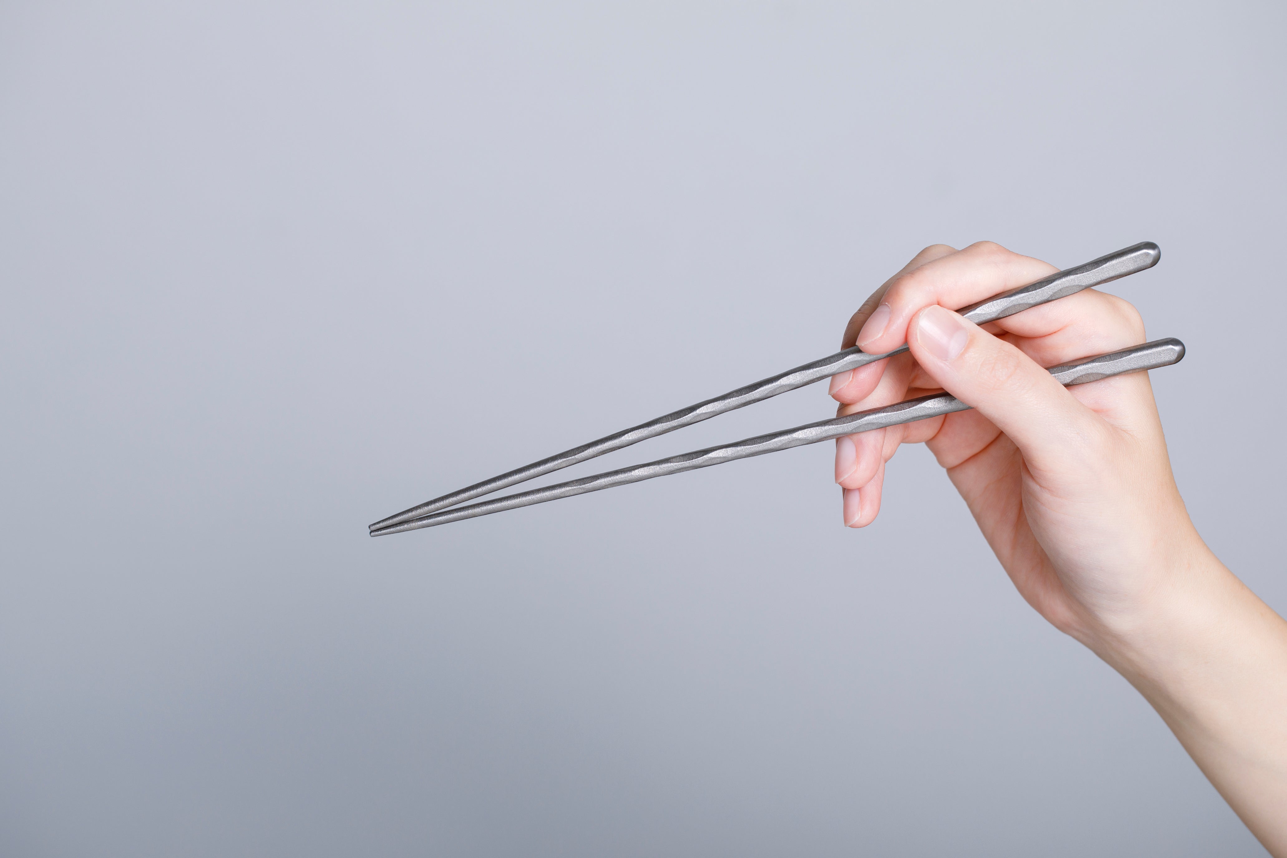 魚の旨みを逃さず摘みやすい。軽量20gで毎日の食事を格上げする一生