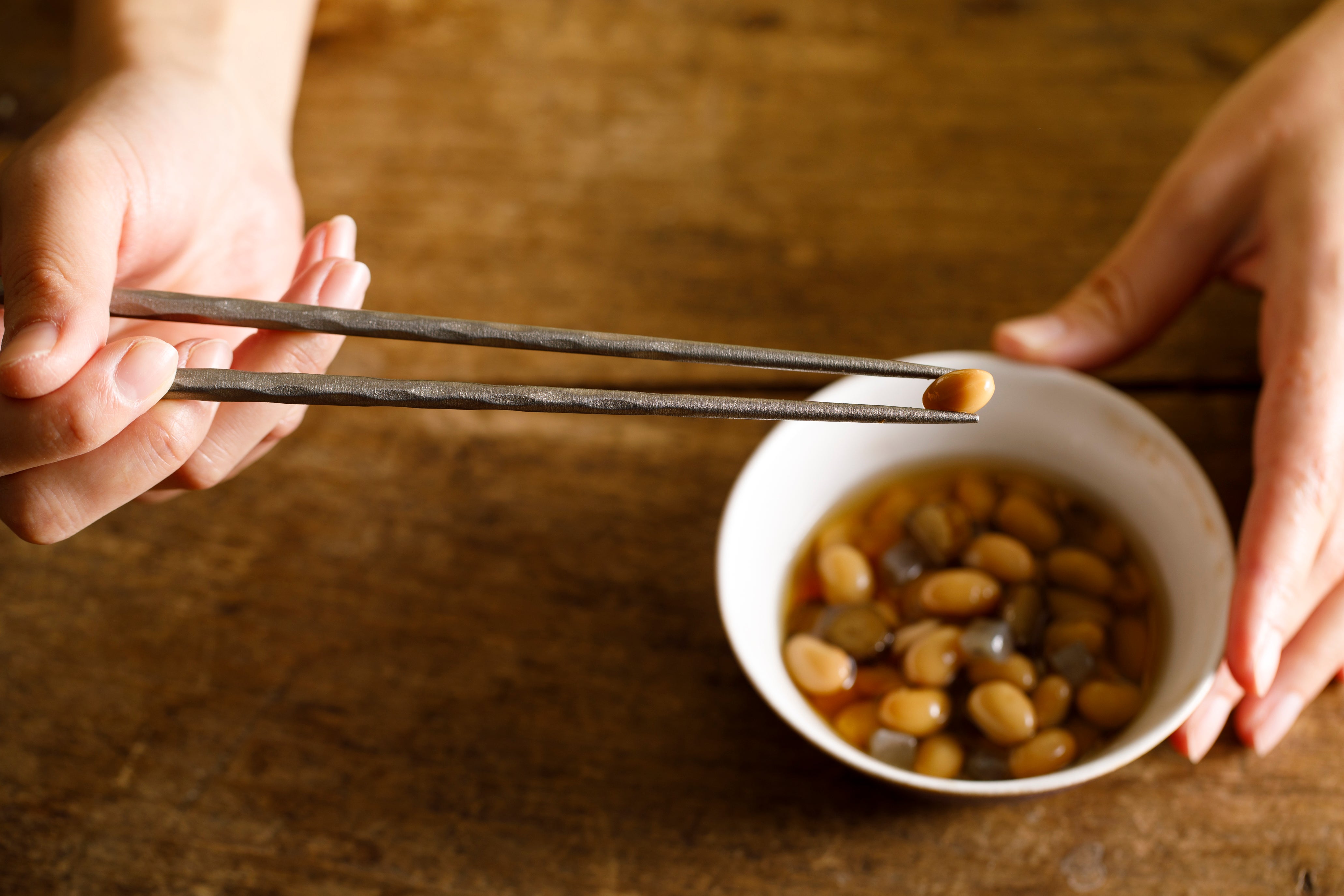 魚の旨みを逃さず摘みやすい。軽量20gで毎日の食事を格上げする一生