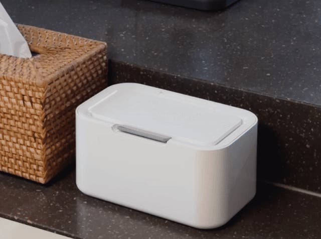 指で「開けて・取って・閉じる」ウェットティッシュの潤いをキープ