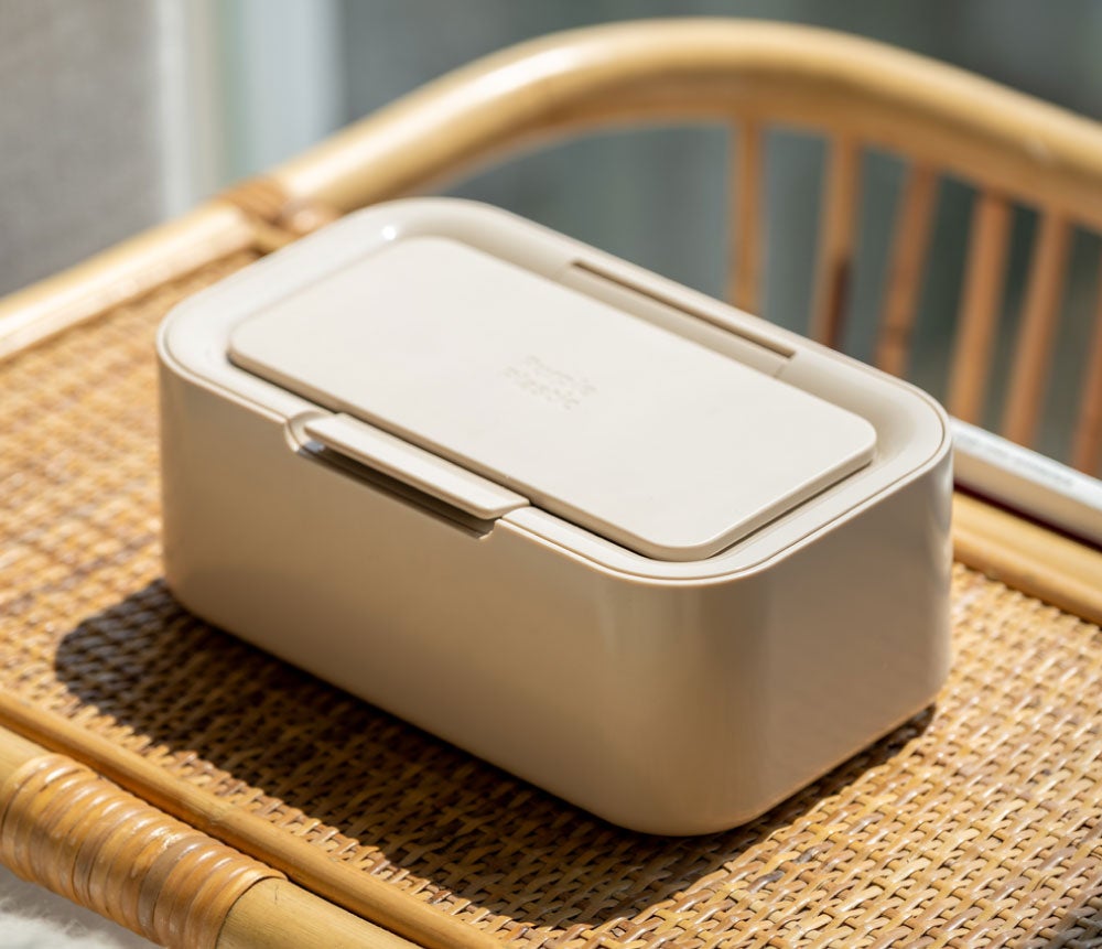 指で「開けて・取って・閉じる」ウェットティッシュの潤いをキープ