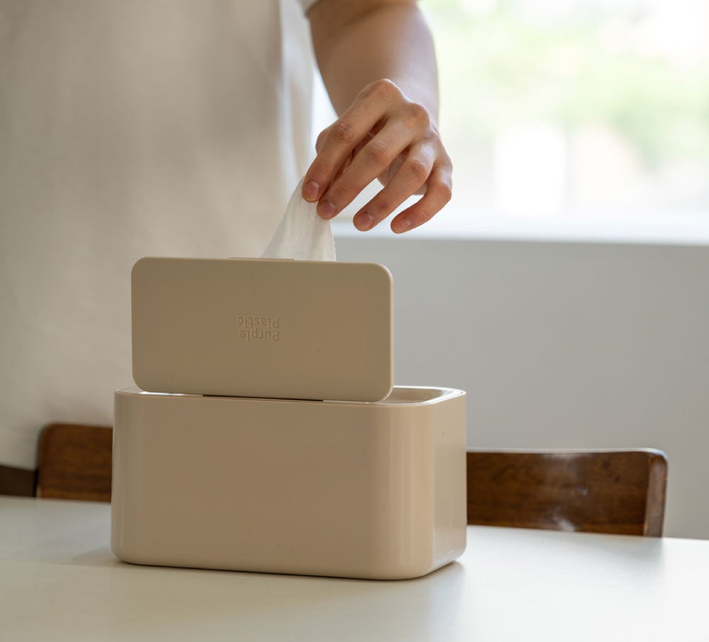 指で「開けて・取って・閉じる」ウェットティッシュの潤いをキープ