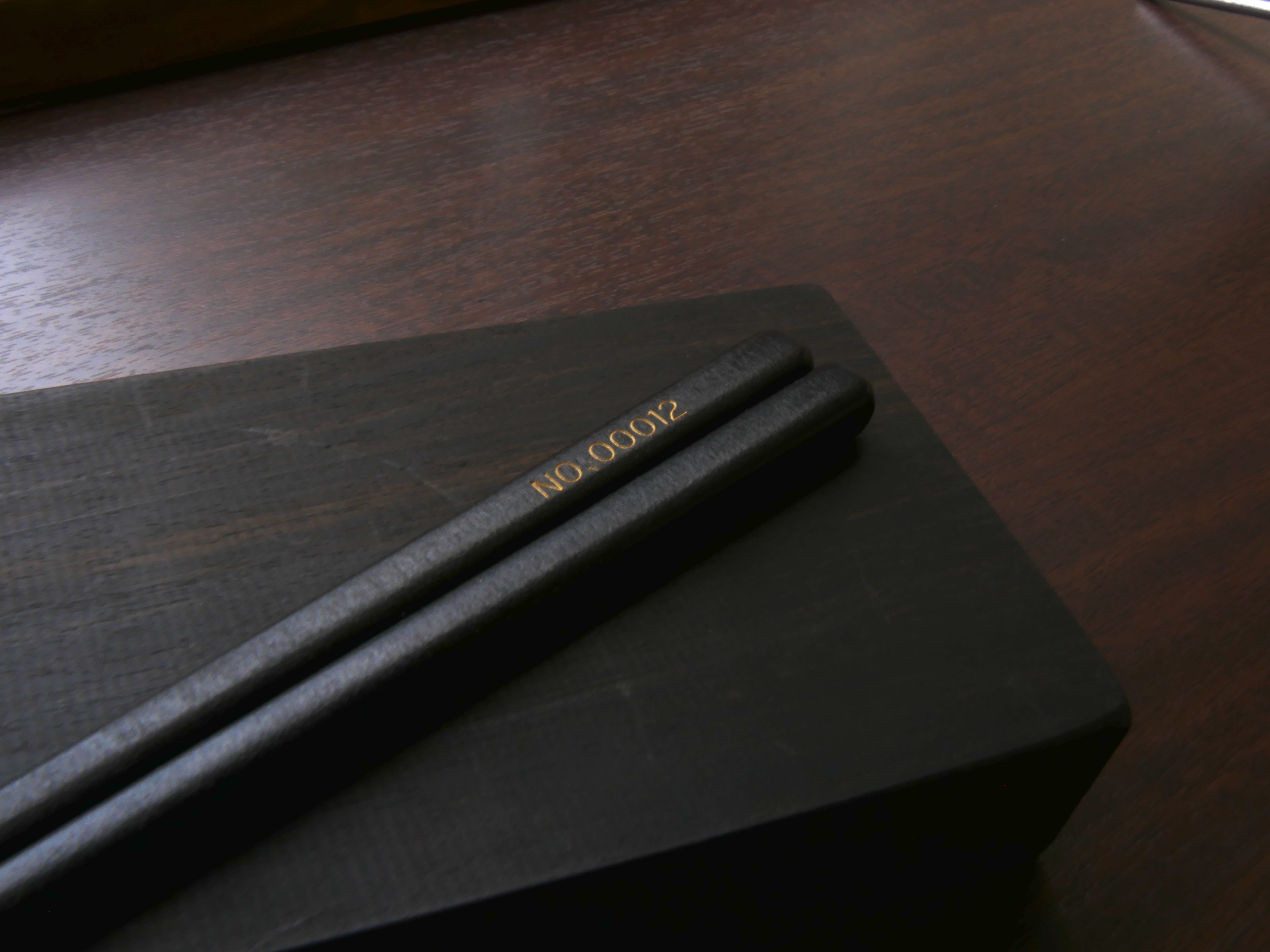 使い込むほど艶めく銘木・縞黒檀。職人技が冴える摺り漆で仕上げ