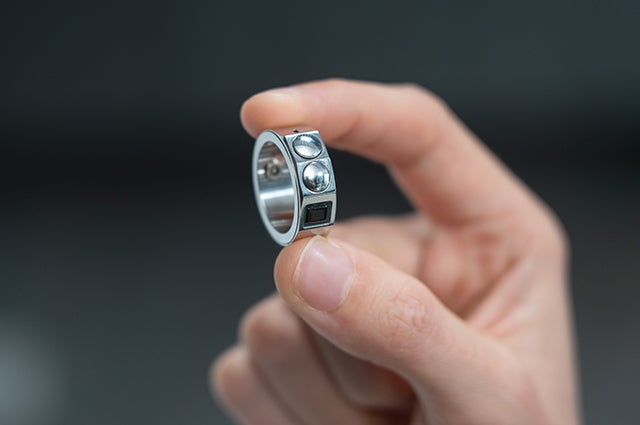 美品 RING MOUSE リングマウス チタン マウスは“持つ”から“身につける”へ。スマート操作の新定番、RING MOUSE