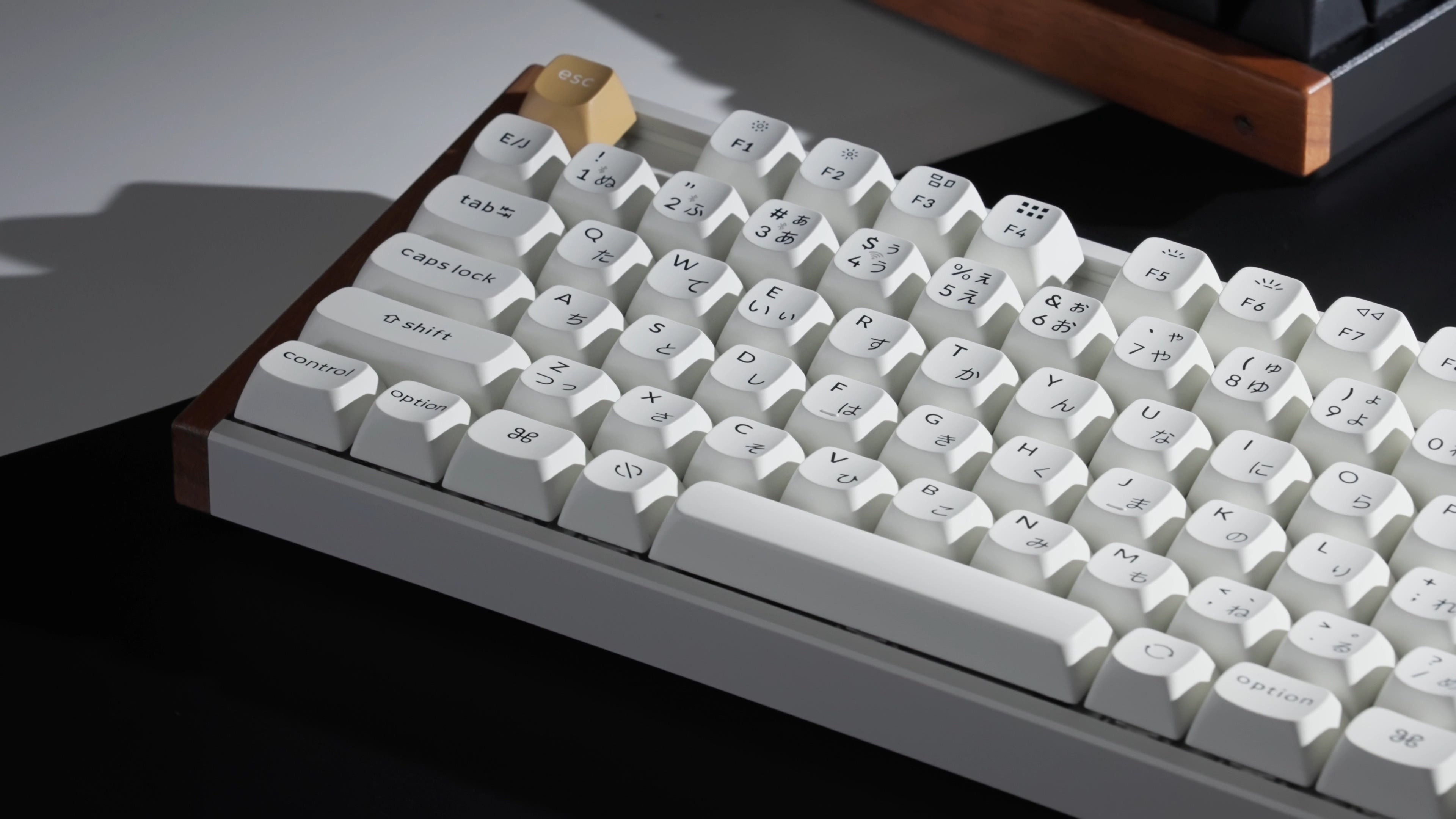 天然木の美しさに磁気スイッチの反応速度を-Keychron最新型TKL