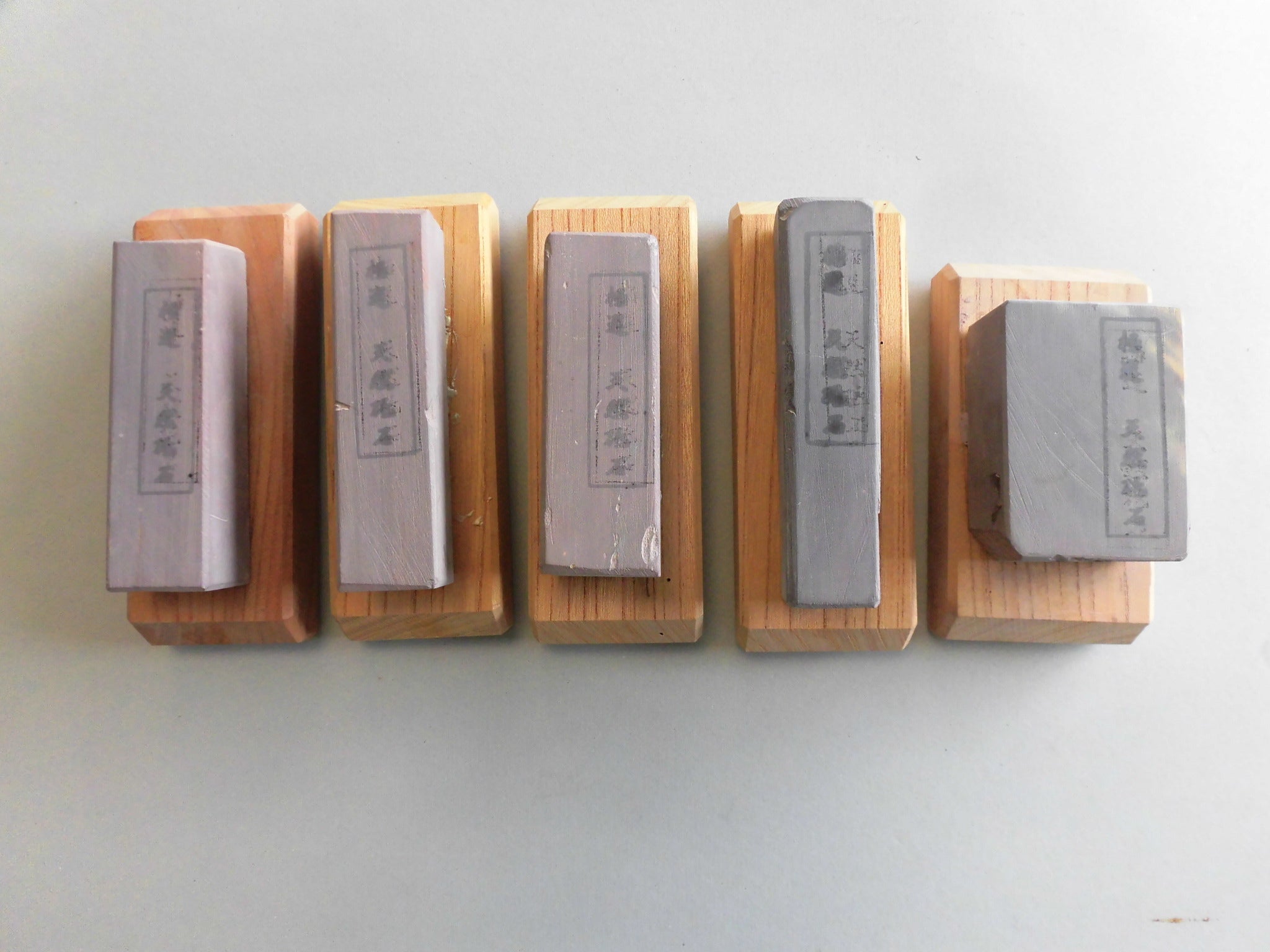 超仕上げ研ぎ用「紫」天然砥石 ＃6000相当 台付き・ガイド付きで