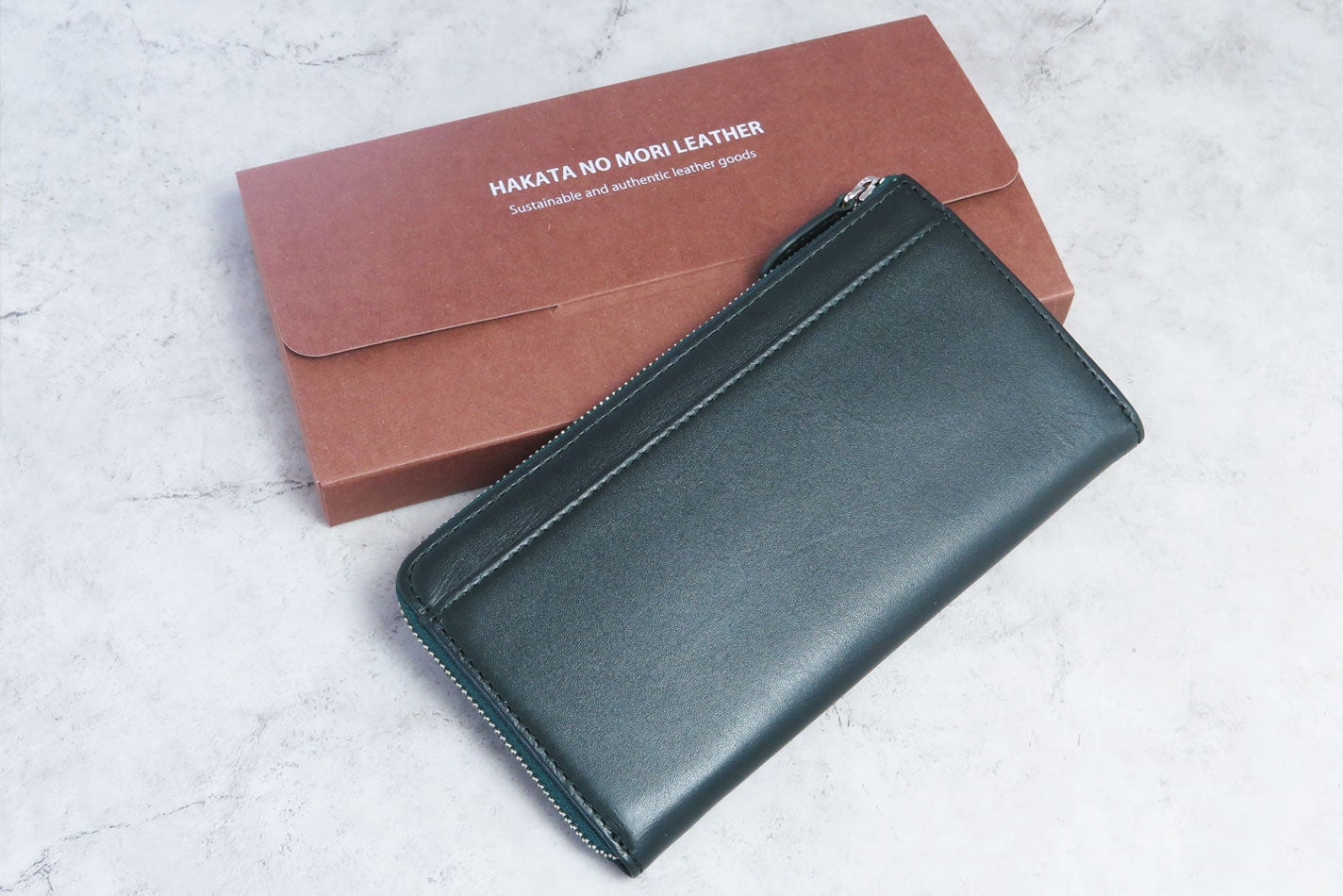 サクッと支払い、サッと収納。レジ前のスマートな所作が魅力的。独自