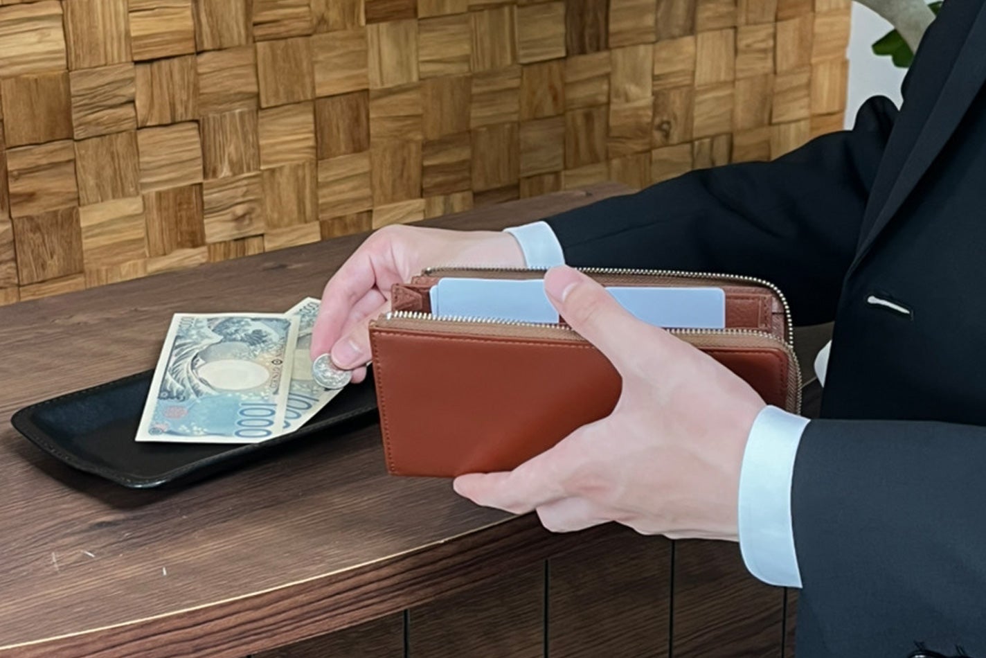 サクッと支払い、サッと収納。レジ前のスマートな所作が魅力的。独自