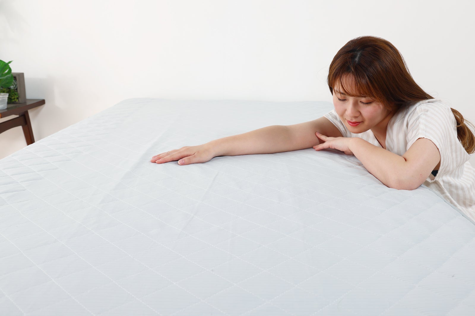 ただの冷感じゃない！ 『鉱石』敷きパッドの接触冷感で、寝苦しい夜が