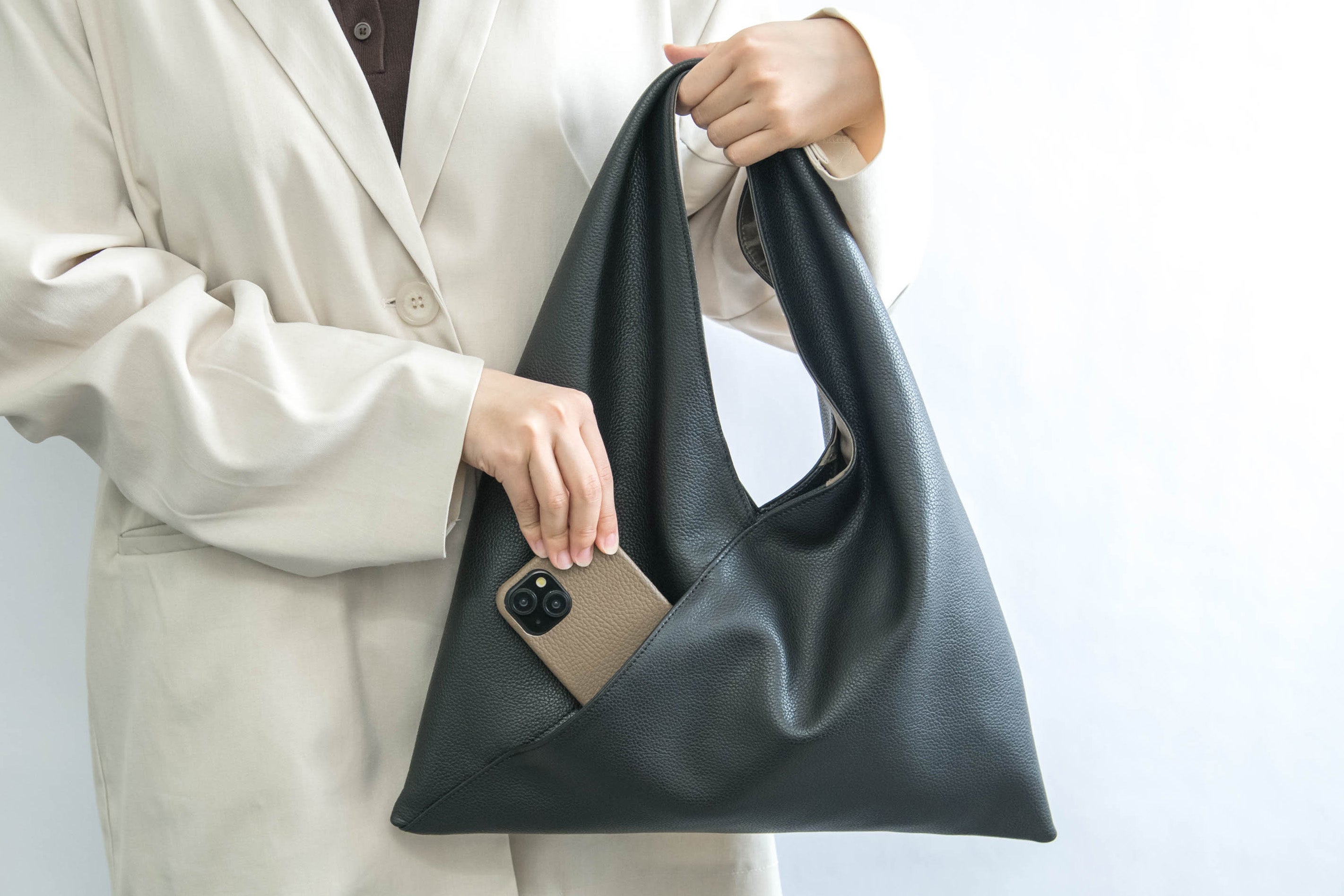 日本の職人技×和の美】風呂敷風本革バッグ「大人革包-かわづつみ