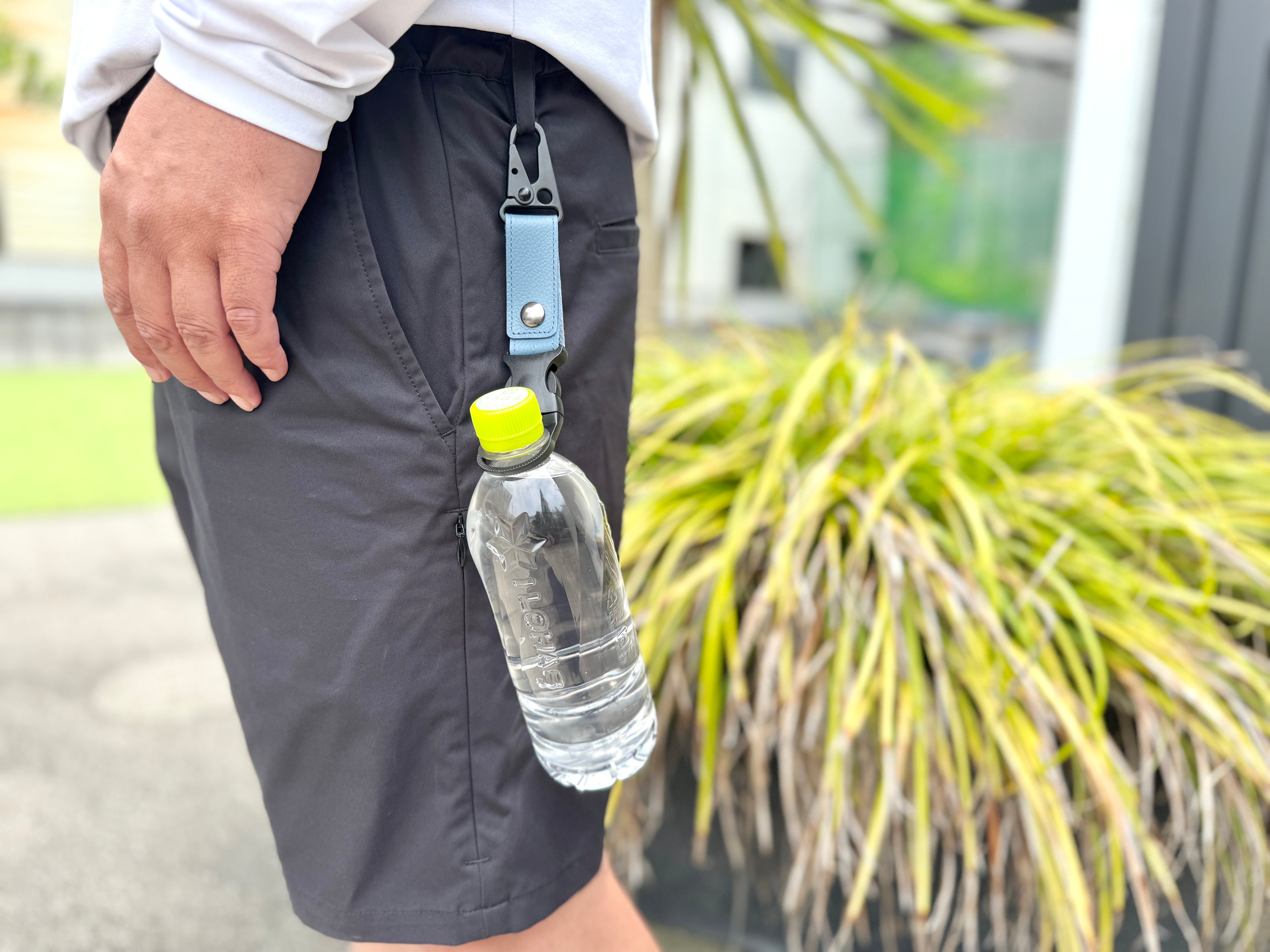 ワンアクションで取り付け可能！夏を身軽に楽しむ【防水本革ペット