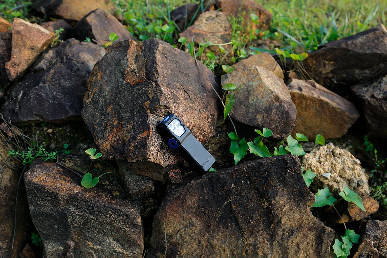 ダイヤル操作で闇を即座に照らし出す!両手が自由になる3光源超軽量