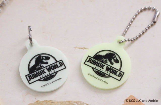 暗闇で光る！人気の蓄光シリーズ『ジュラシック・ワールド／復活の大地