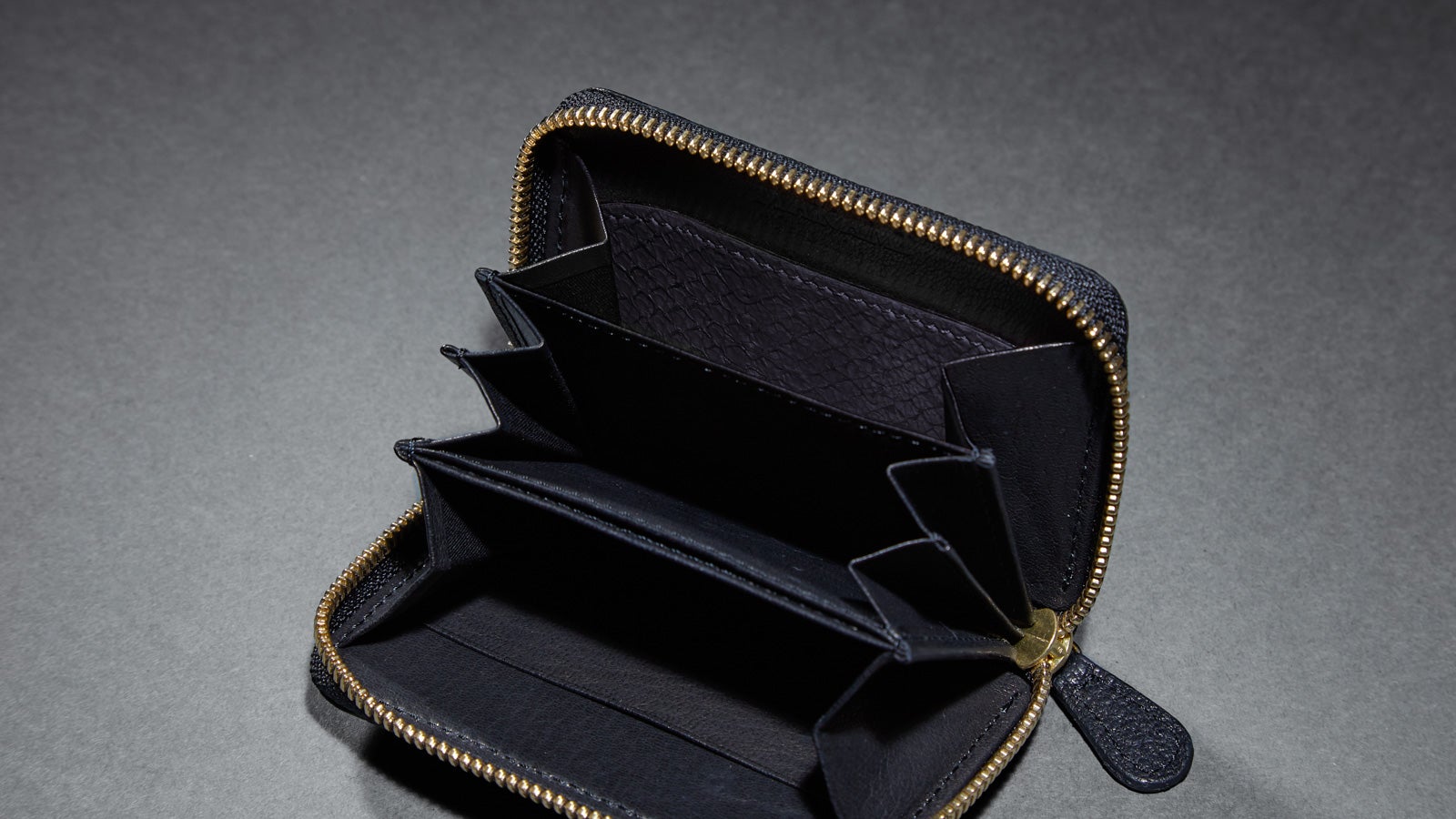 もう、ありふれた財布は選ばない。北海道の自然が宿る、ヒグマと鮭、二