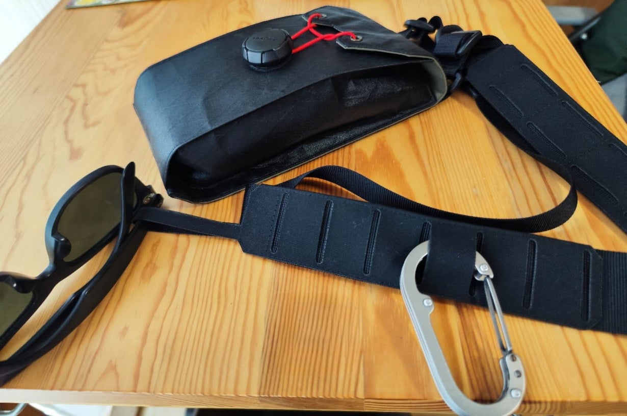 ボディバッグ TECWARE Makuake fidlock 片手で1秒開閉】ちょっとしたお出かけに最適。容量調整できる3WAY